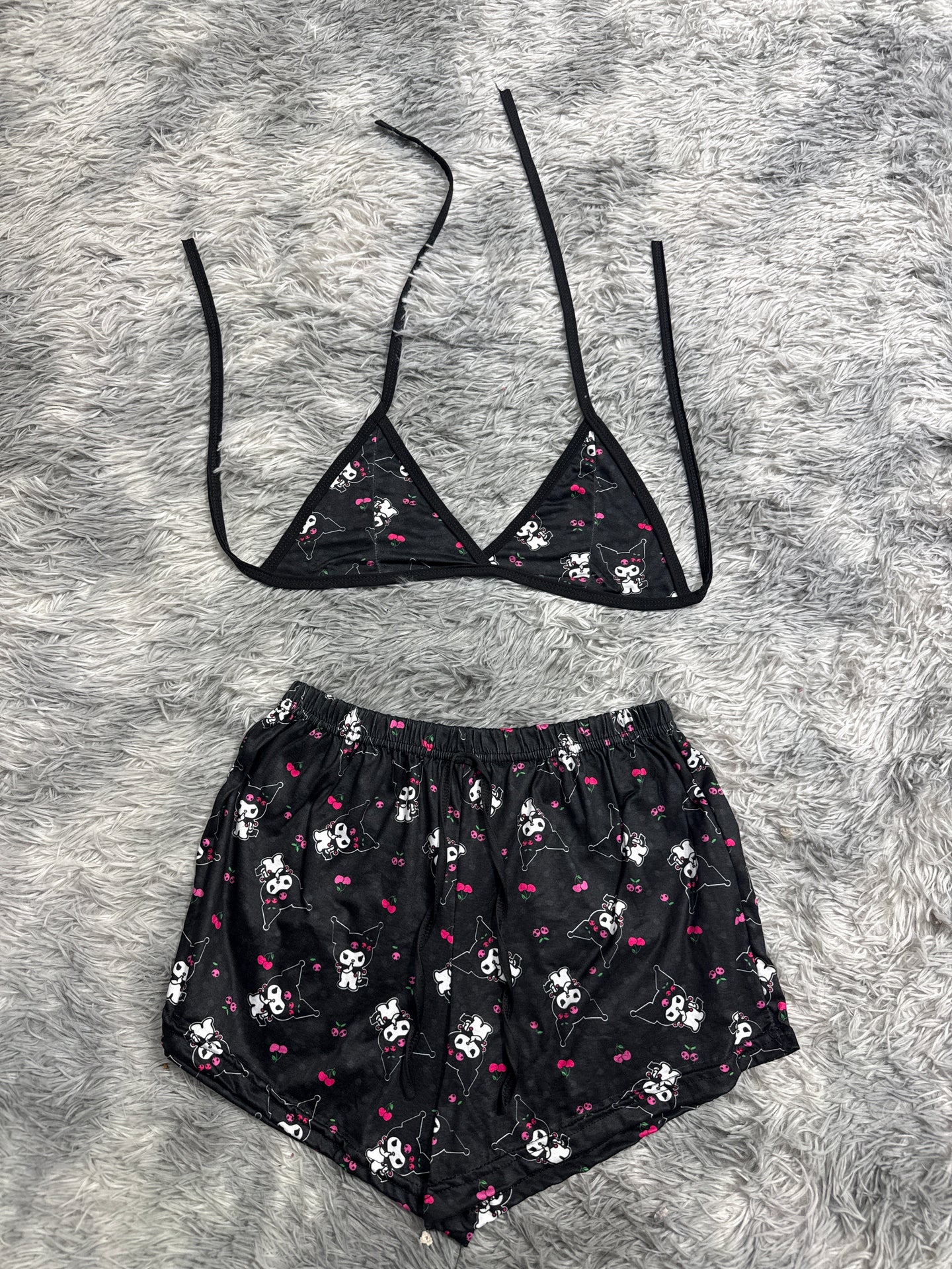 Kuromi negro con cerezas Top con short unitalla de brush