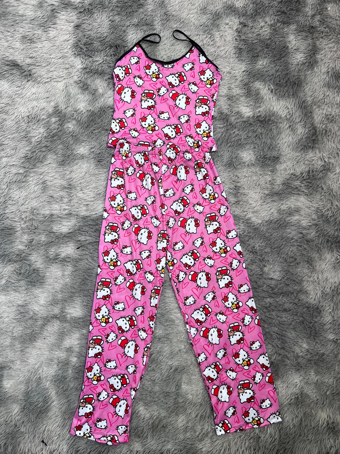hello kitty con peluche fondo de corazones blusa con pantalón pijama de dama
