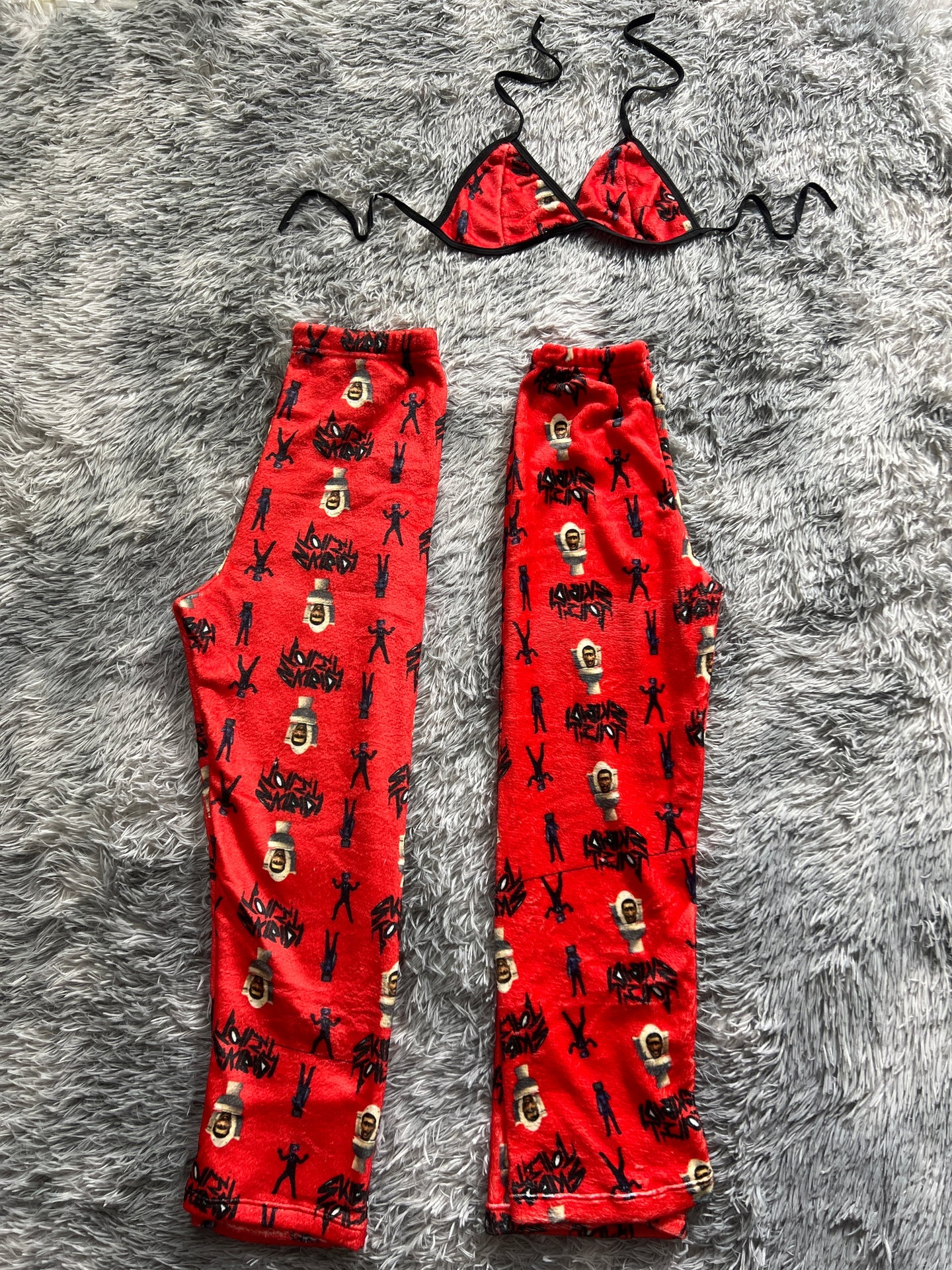 Skibidi Toilet fondo rojo Duo de Pijama Afelpada
