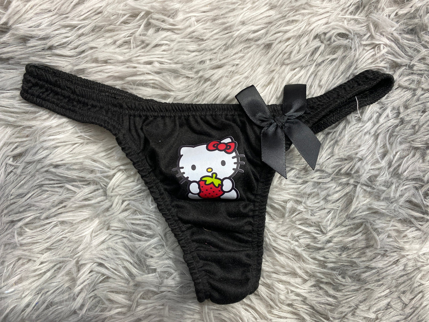 Hello kitty color negro Tanga de dama gruesa