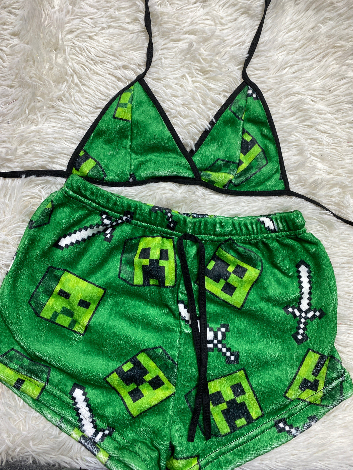 Creeper y espada fondo verde top Con Short Unitalla De Afelpado