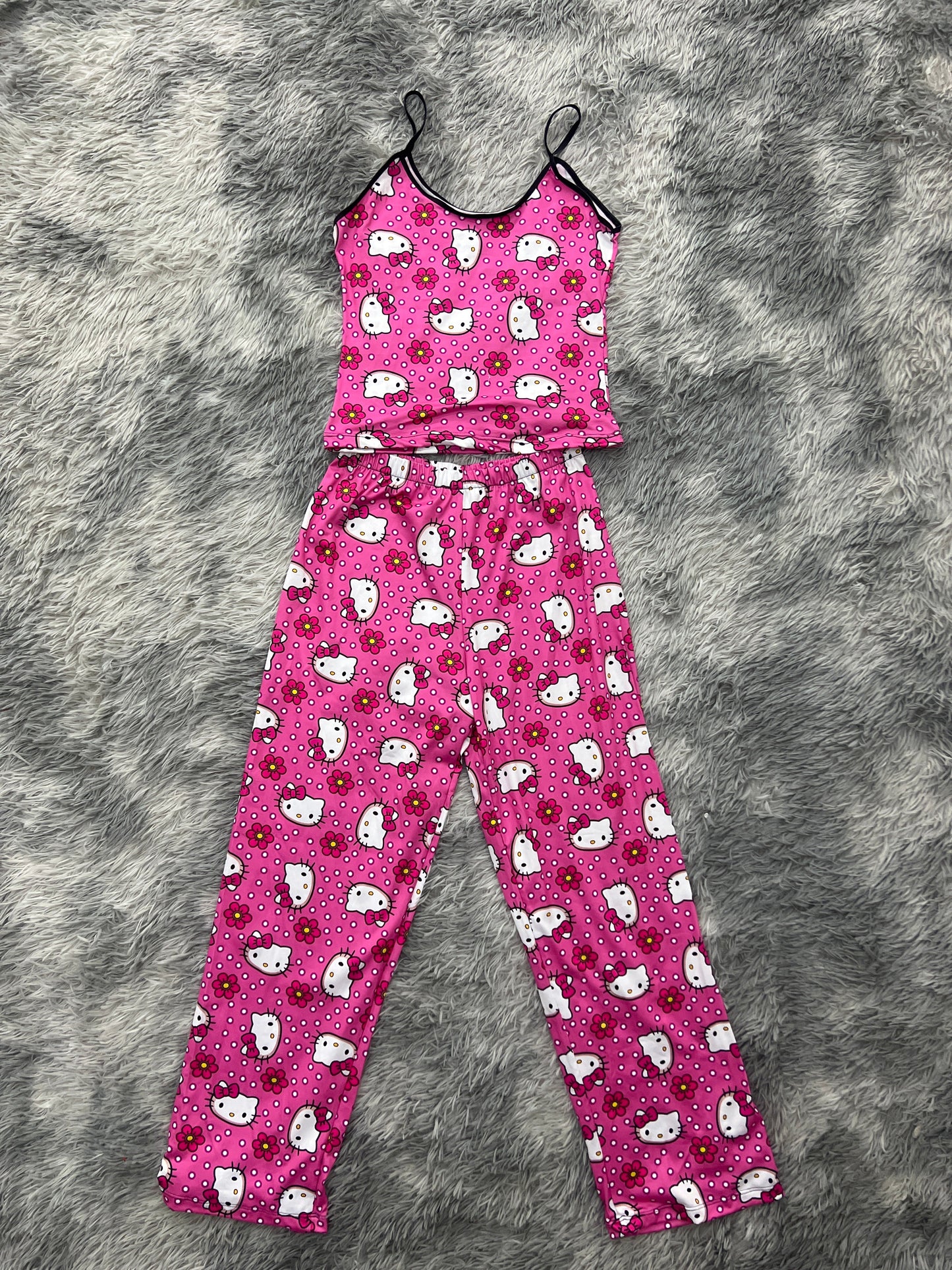 hello kitty puntitos y flores fondo rosa blusa con pantalón pijama de dama