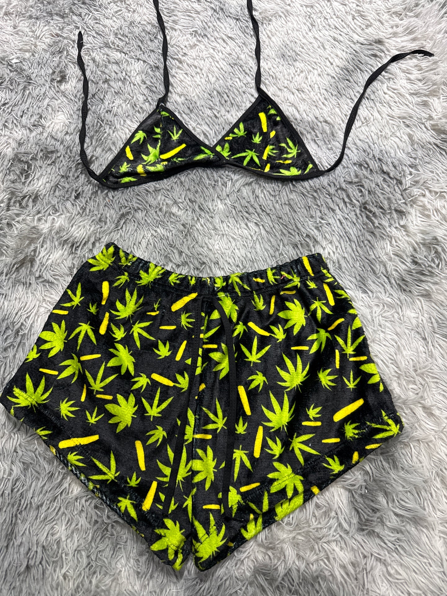 Marihuana fondo negro Top con short unitalla de afelpado