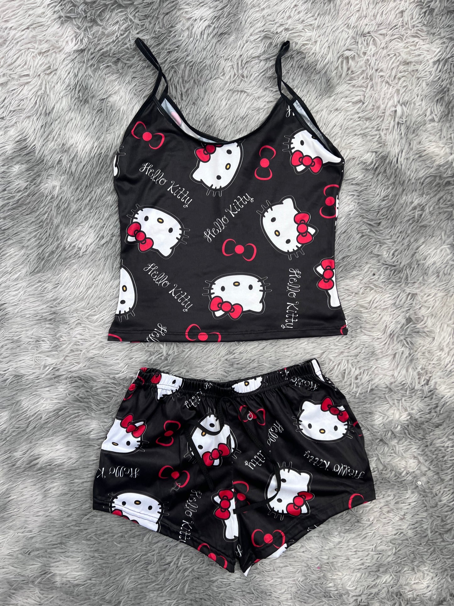 hello kitty nombre fondo negro blusa con short