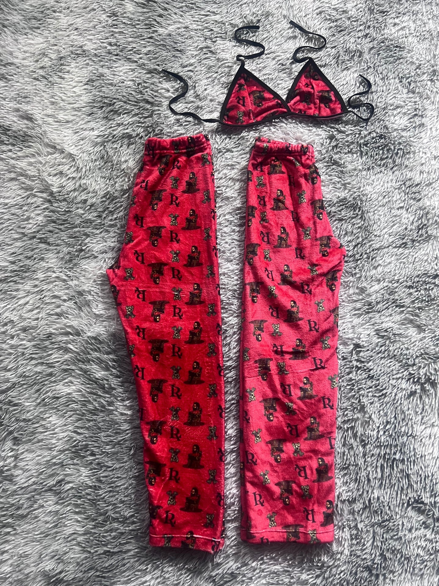 Señor con jaguar fondo rojo Duo de Pijama Afelpada
