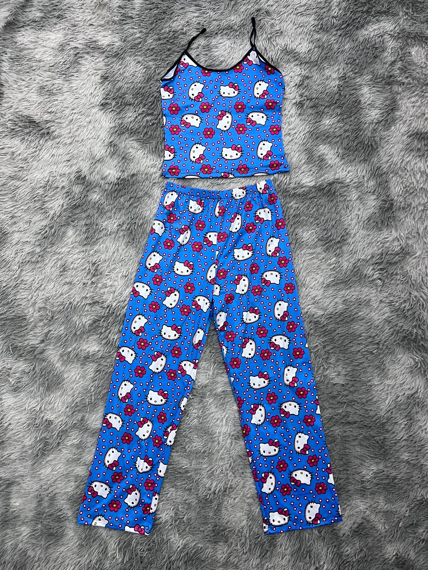 hello kitty puntitos y flores fondo azul blusa con pantalón pijama de dama
