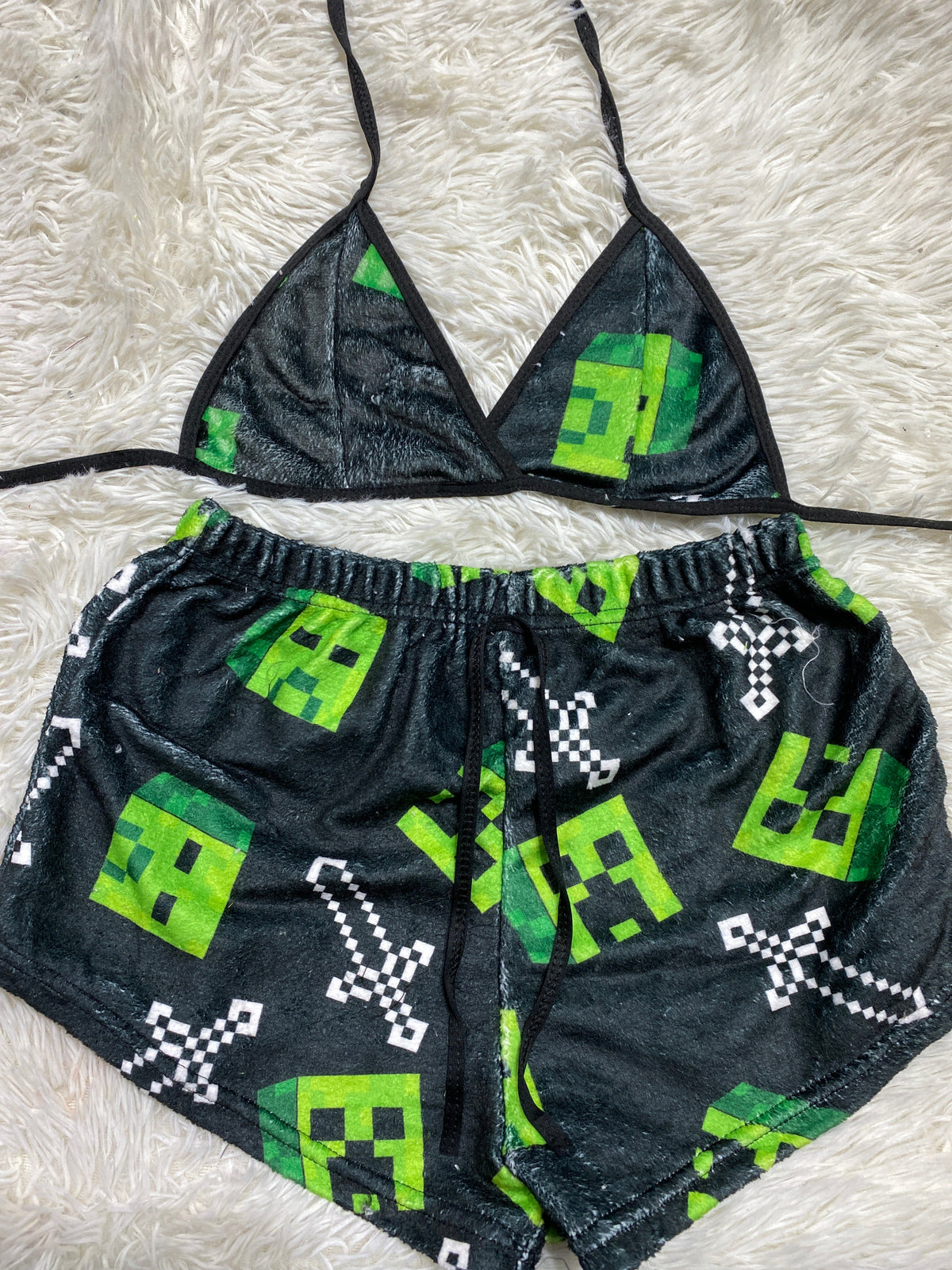 Creeper y espada fondo negro top Con Short Unitalla De Afelpado