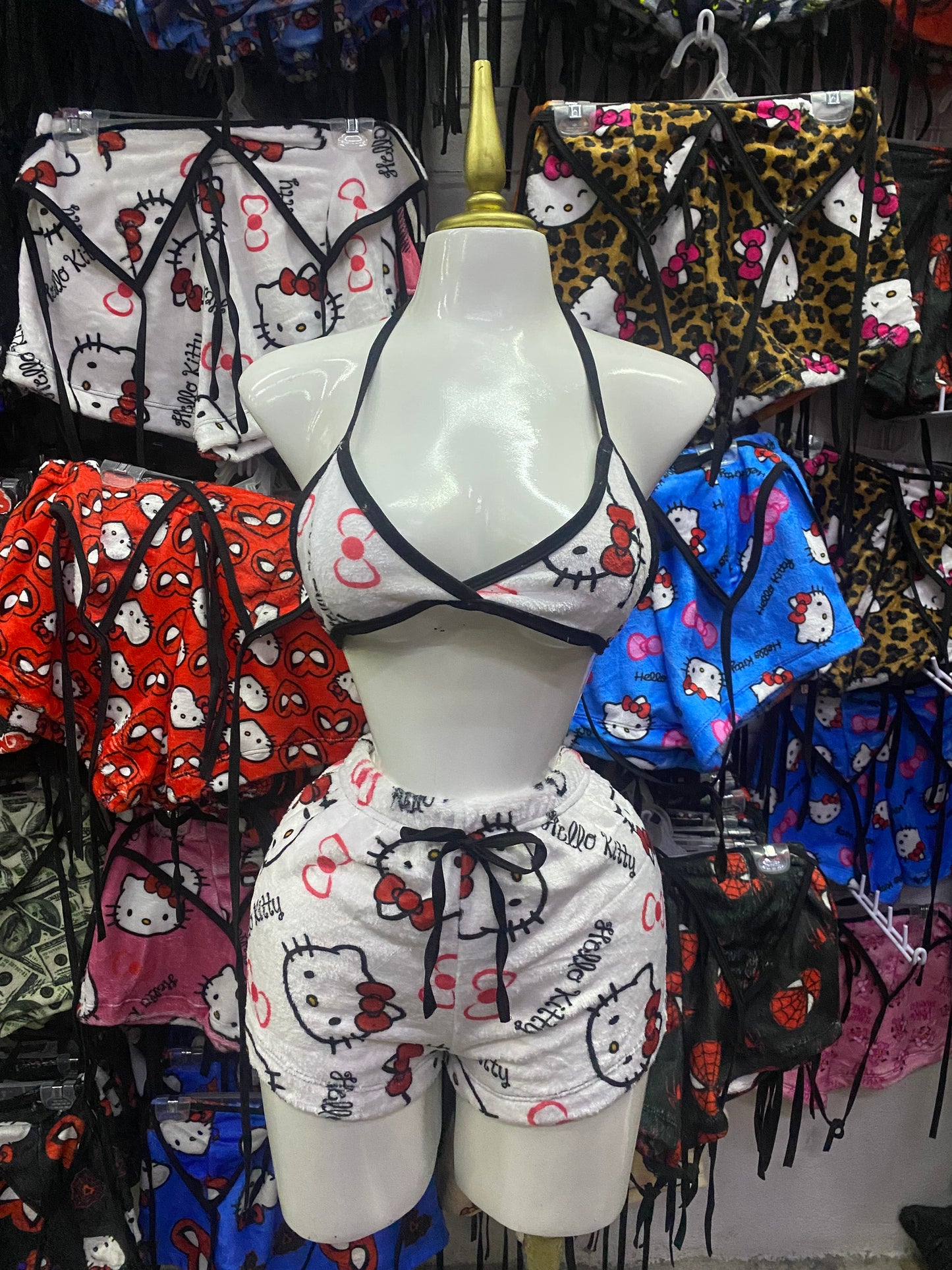 Hello kitty moños rojos fondo blanco Pijamas de dama short con top individual de dama afelpado