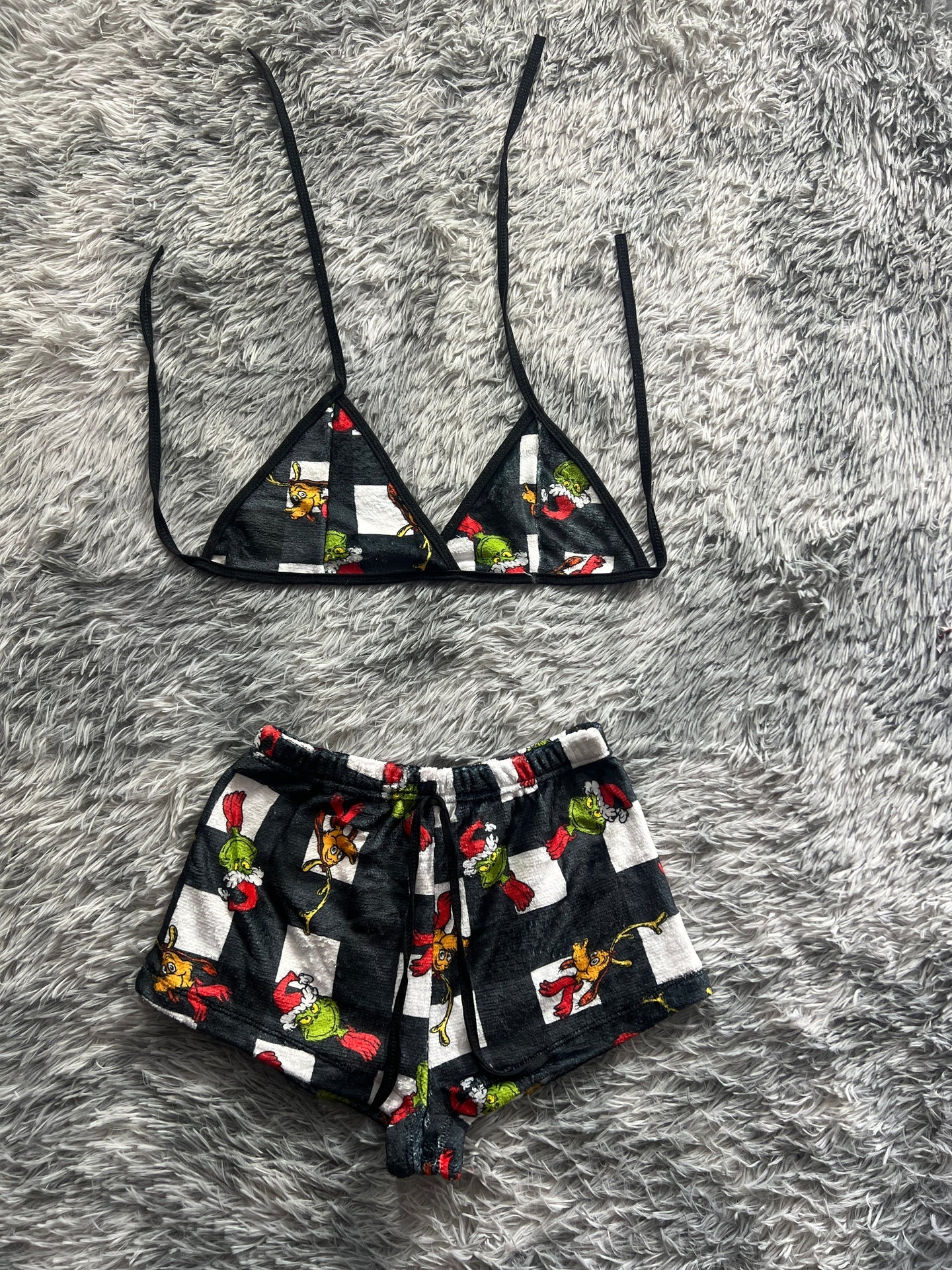 El grinch navideño fondo blanco con negro top con short unitalla de afelpada