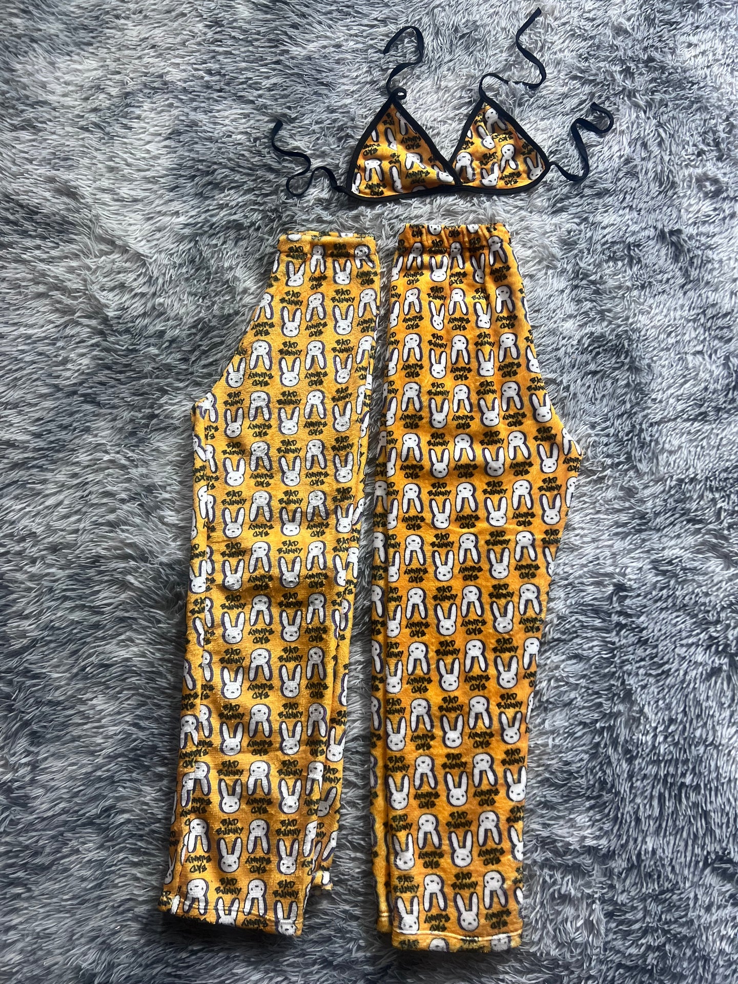 Bad Bunny conejo fondo naranja Duo de Pijama Afelpada