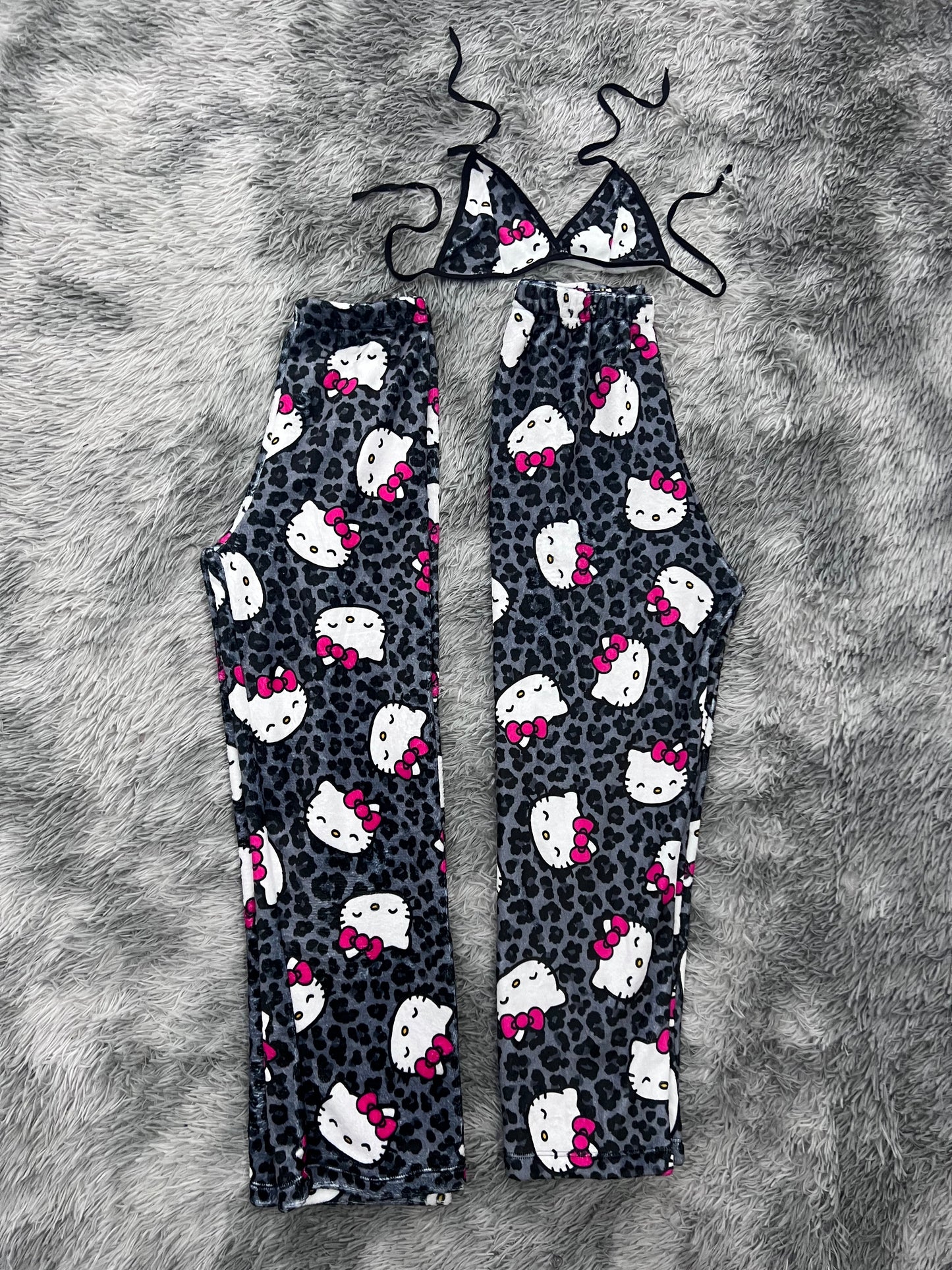 Hello Kitty animal print gris Duo de pijama afelpada.