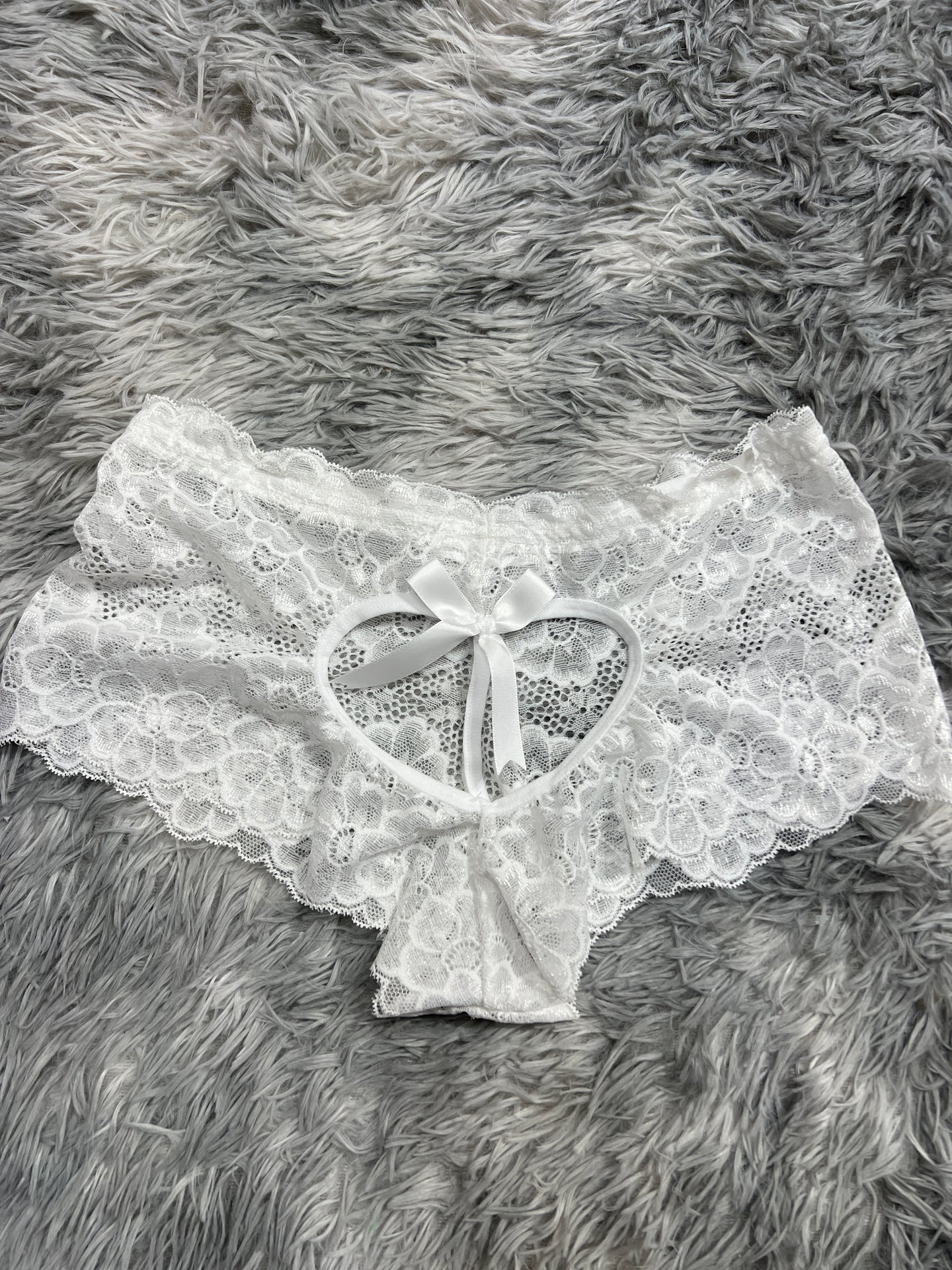 cachetero con corazón atrás blanco