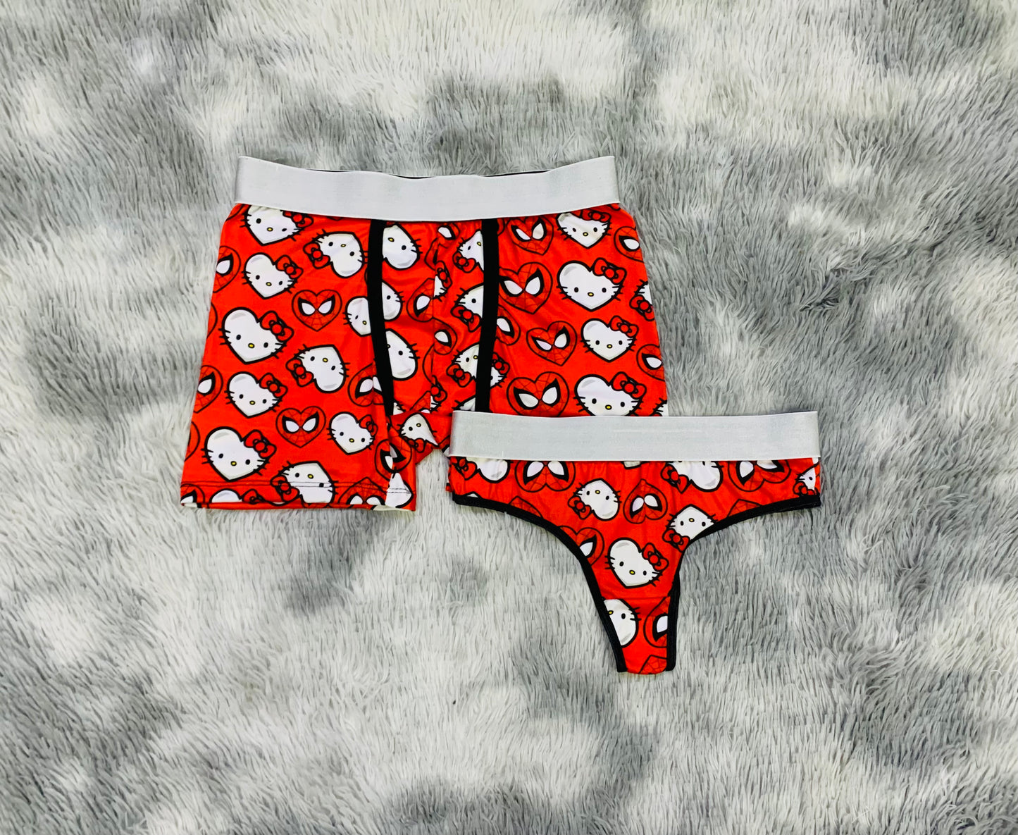 Hello Kitty con Spiderman corazones fondo rojo duo tanga