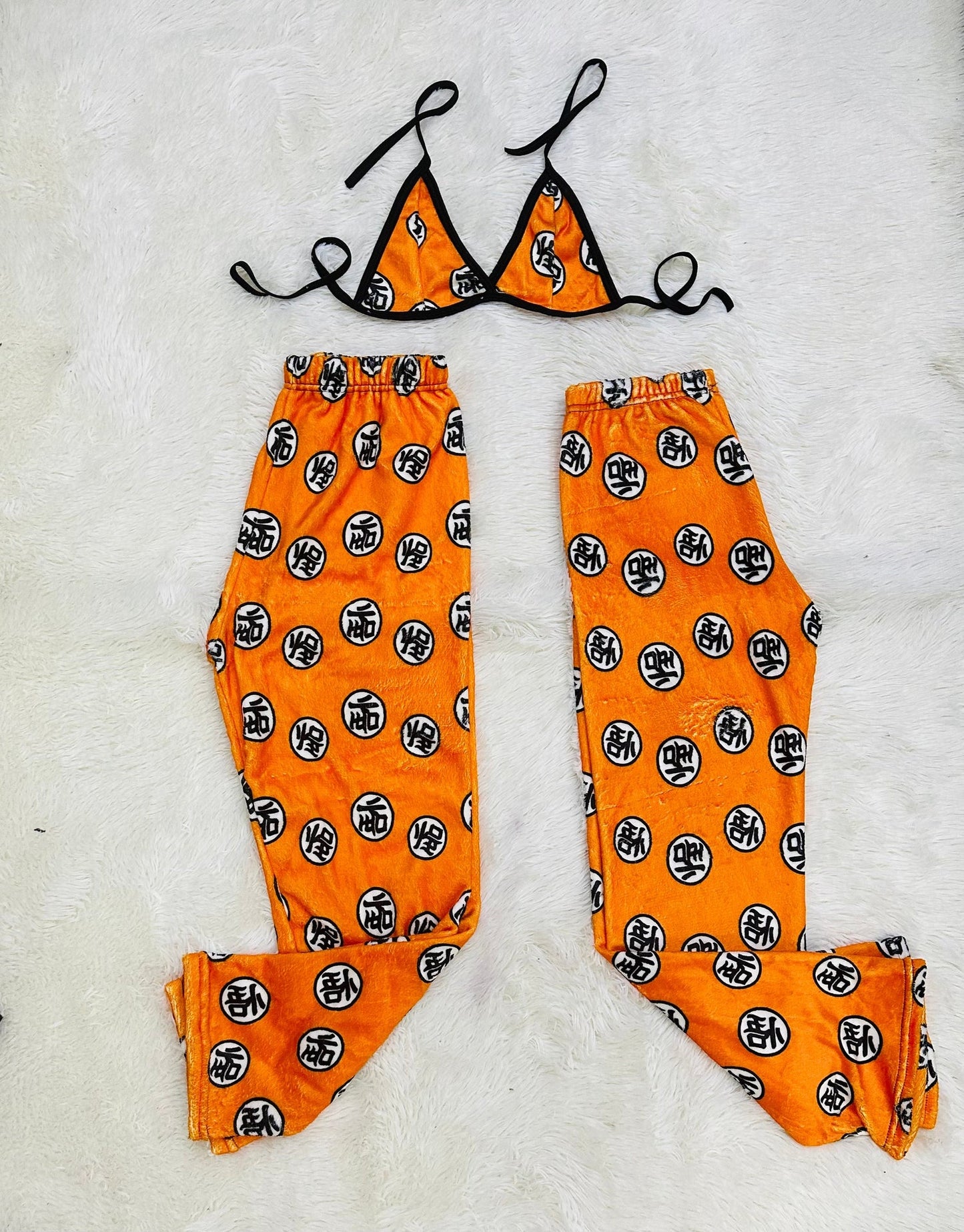 Goku Dragon Ball Sin Color Duo de pijama afelpada.