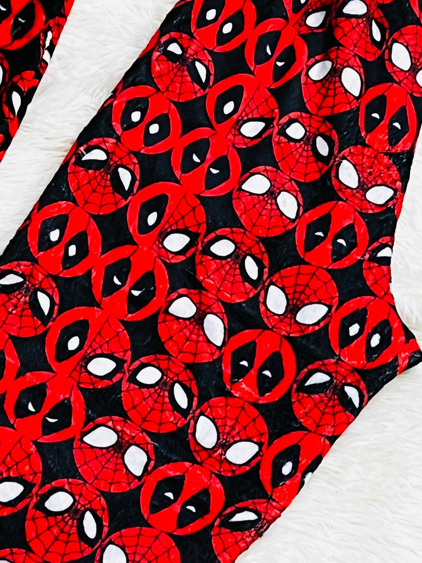 Peluche Deadpool Sin Color Duo de pijama afelpada.