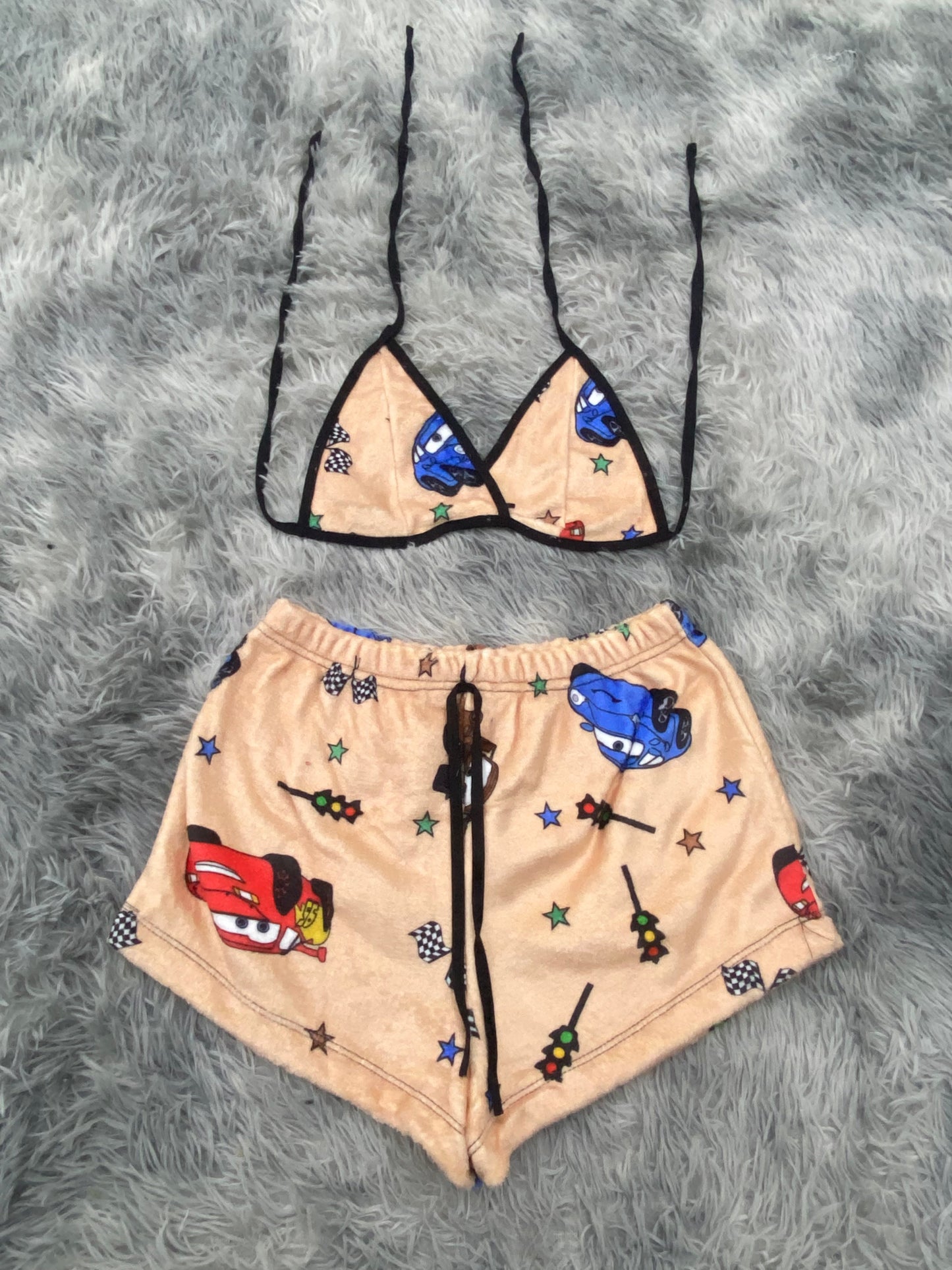 Cars fondo beige top con short unitalla de afelpado