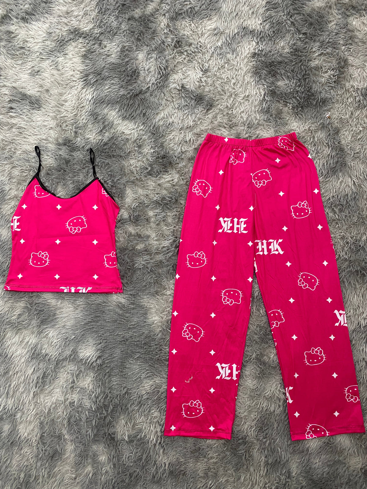 Hello Kitty letras góticas fondo rosa Blusa Con Pantalón Pijama De Dama