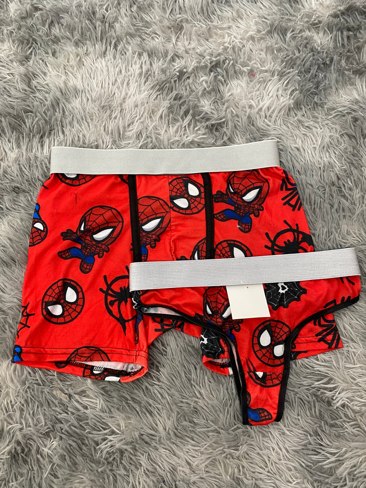 Spiderman y telaraña negra fondo rojo Duo Unitalla Con Tanga