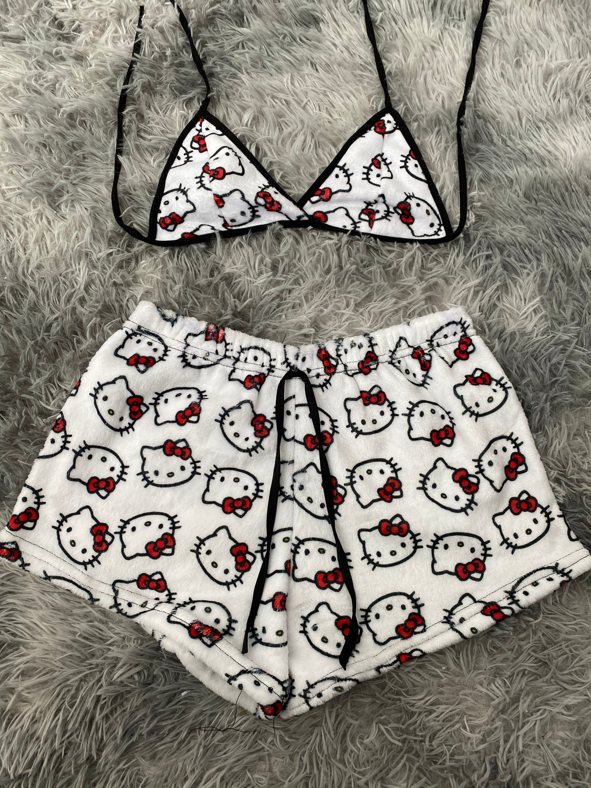 Hello kitty Caras fondo blanco top con short unitalla de afelpado