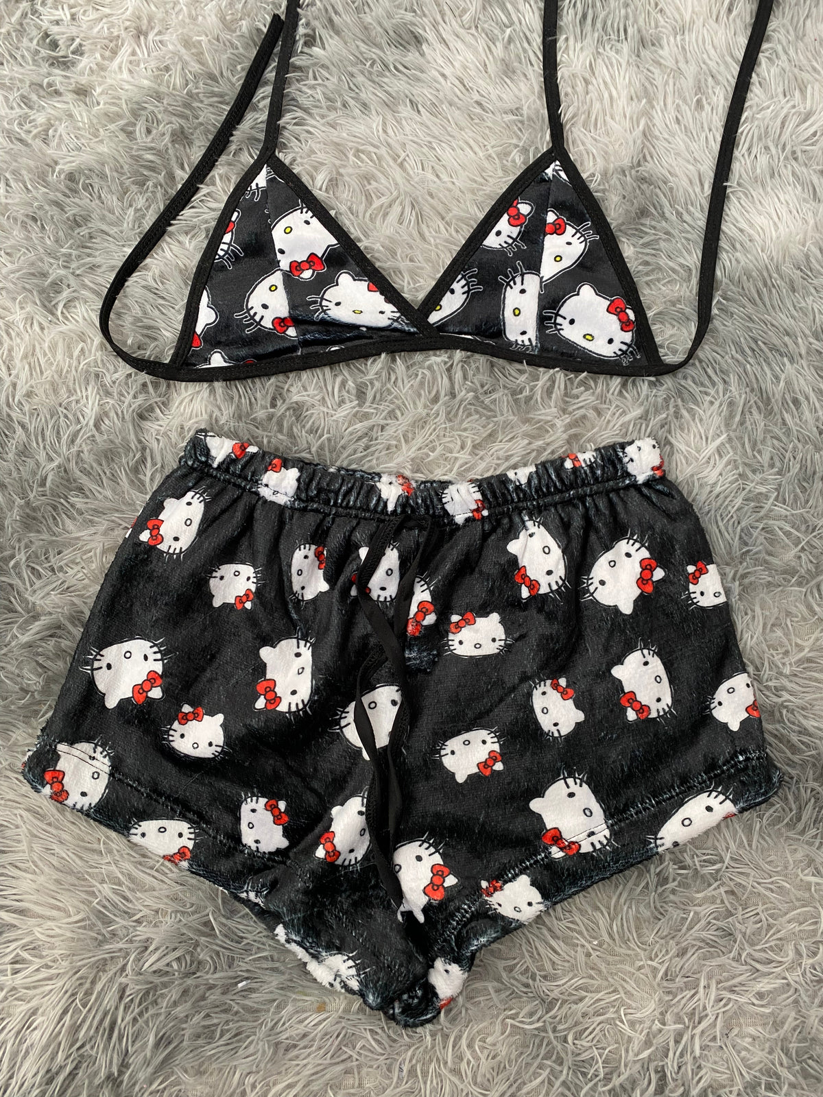 Hello kitty Caras fondo negro top con short unitalla de afelpado