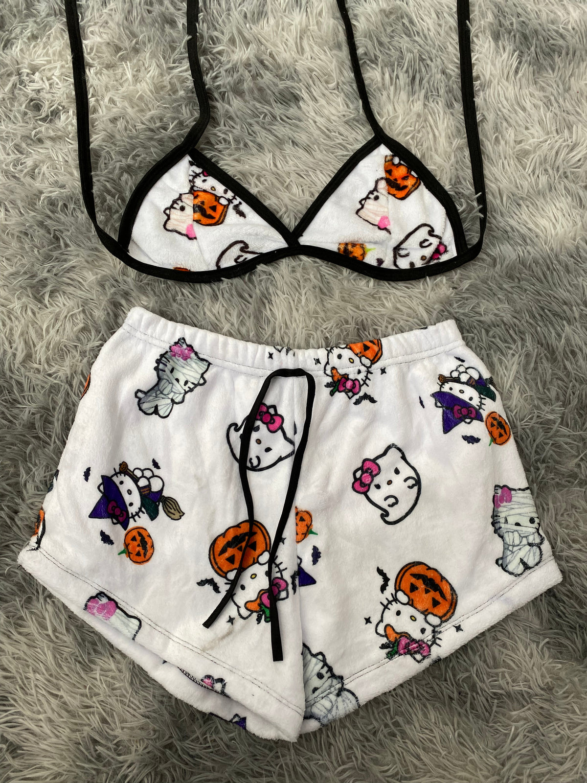Hello kitty halloween fondo blanco top con short unitalla de afelpado