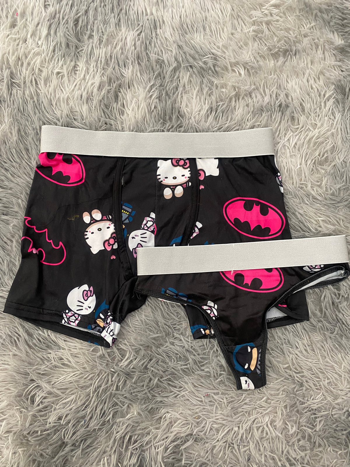 Hello kitty y Batman Dúo con tanga unitalla
