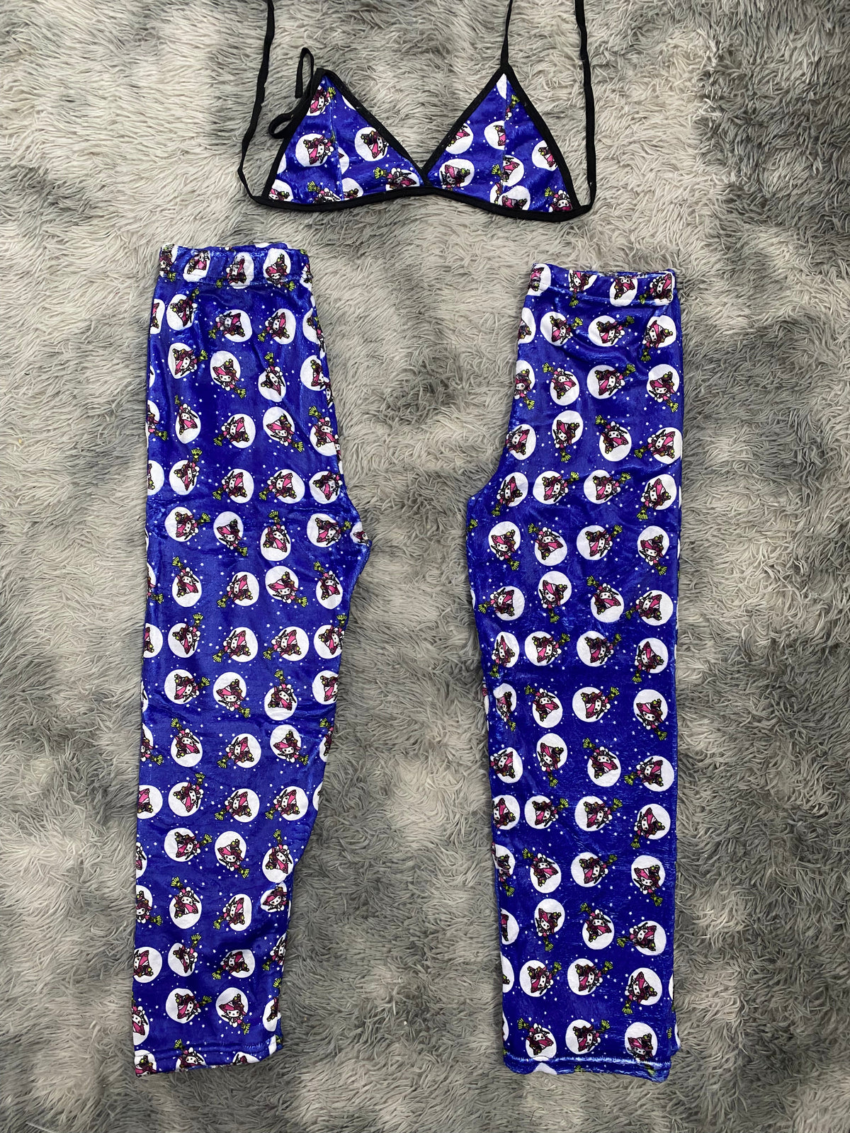 Hello kitty bruja fondo azul Duo De Pijama Afelpada
