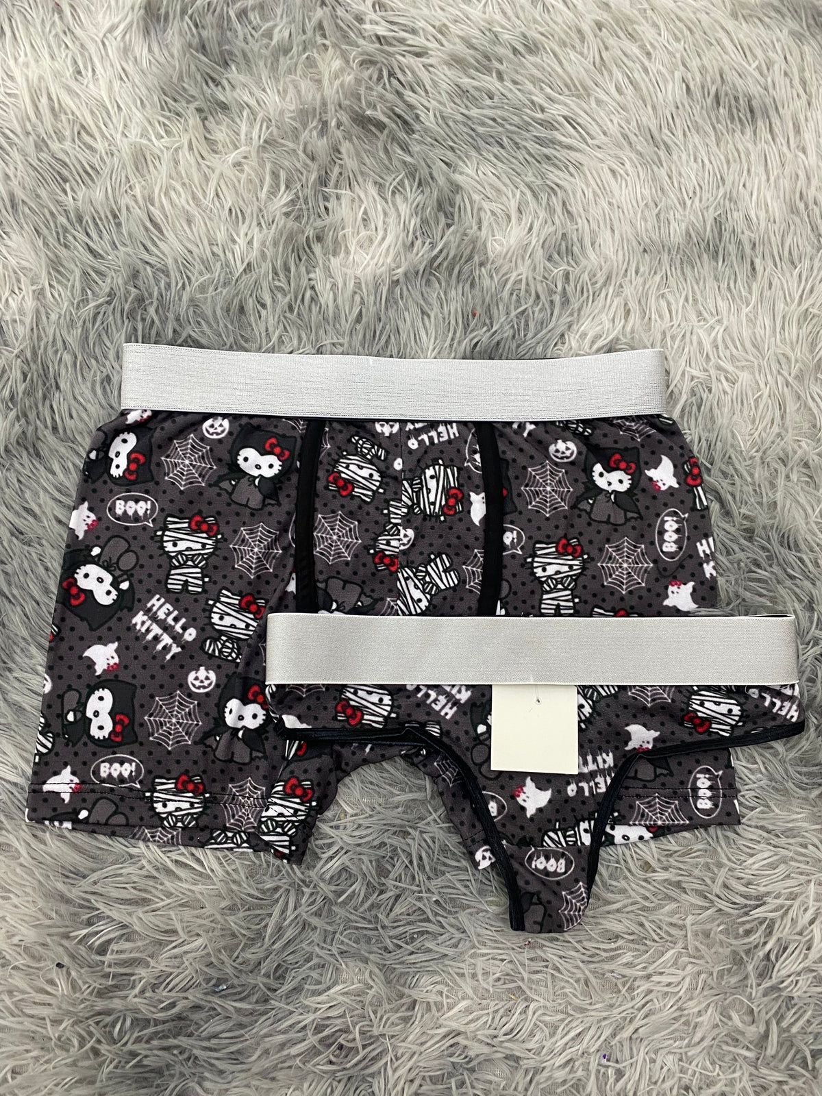 Hello kitty momia fondo gris Dúo con tanga unitalla