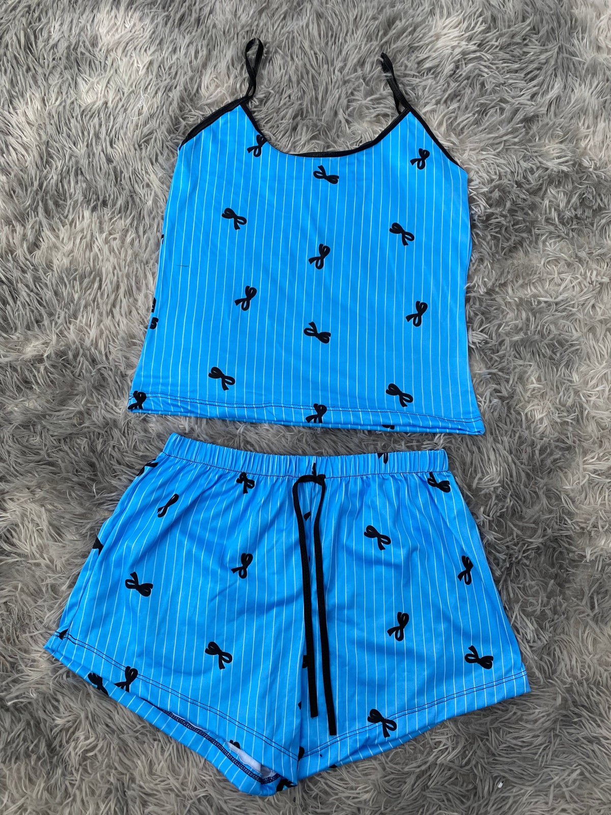 Moños negros fondo azul Blusa Con Short