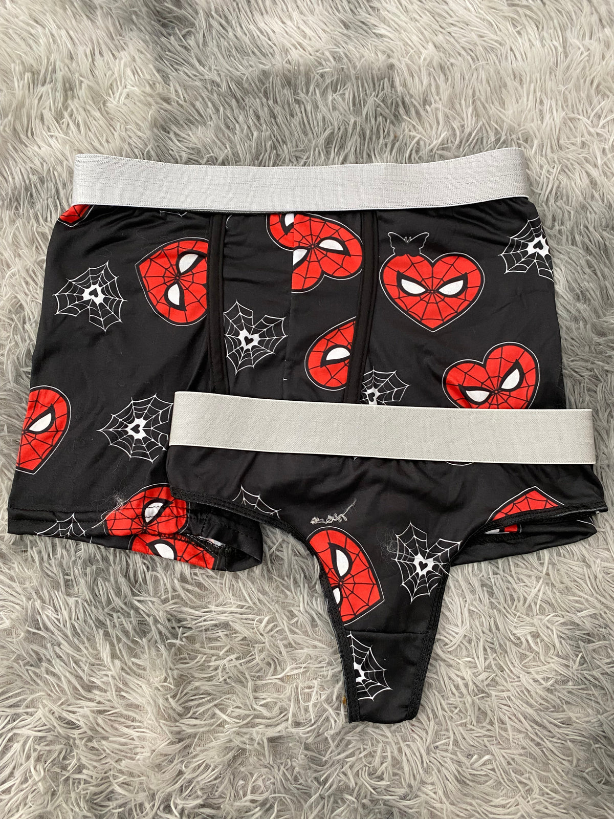Spiderman corazones y telarañas fondo negro Duo Con Tanga Xl