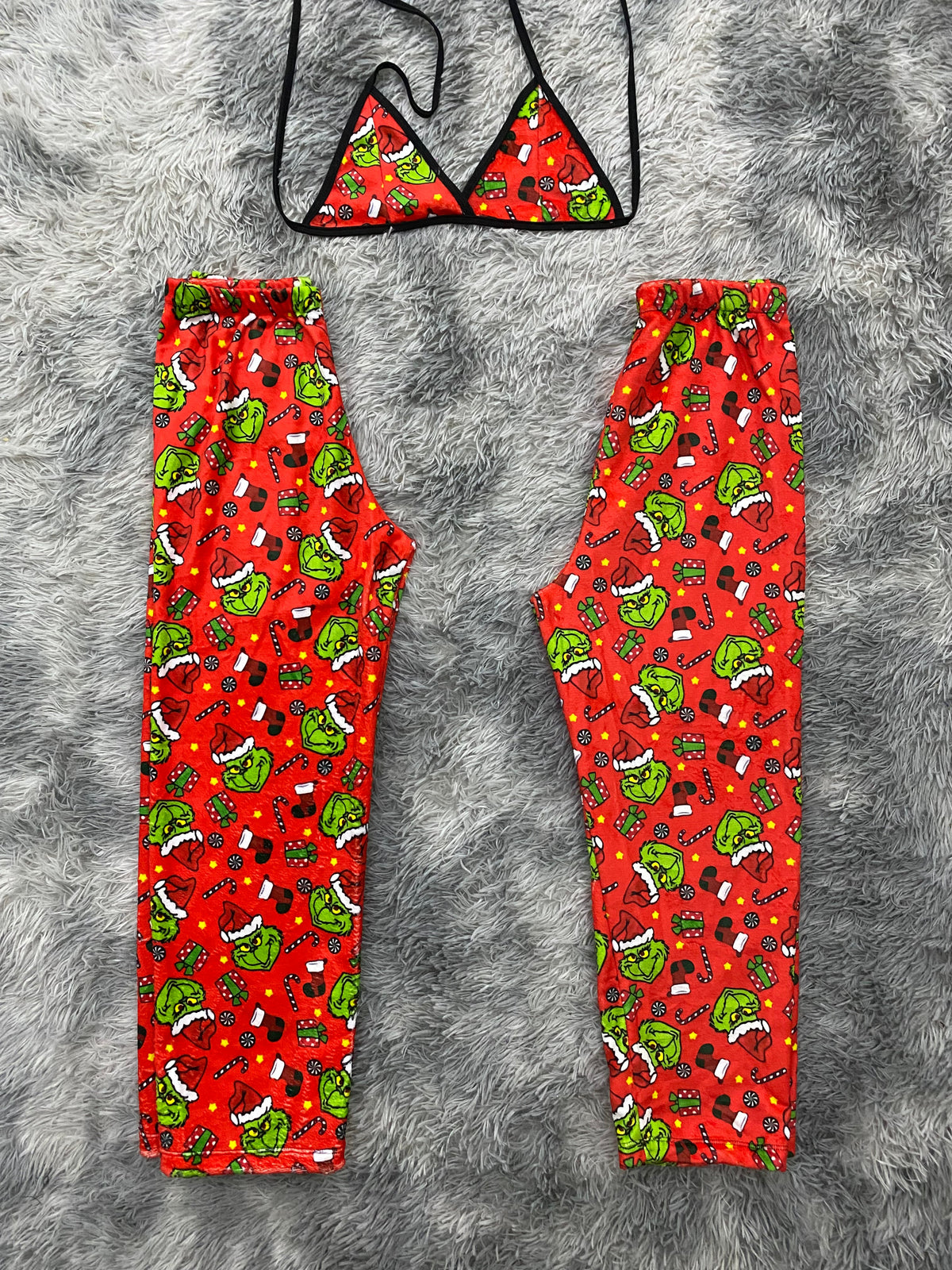Grinch regalos y caramelos fondo rojo Pijama Afelpada