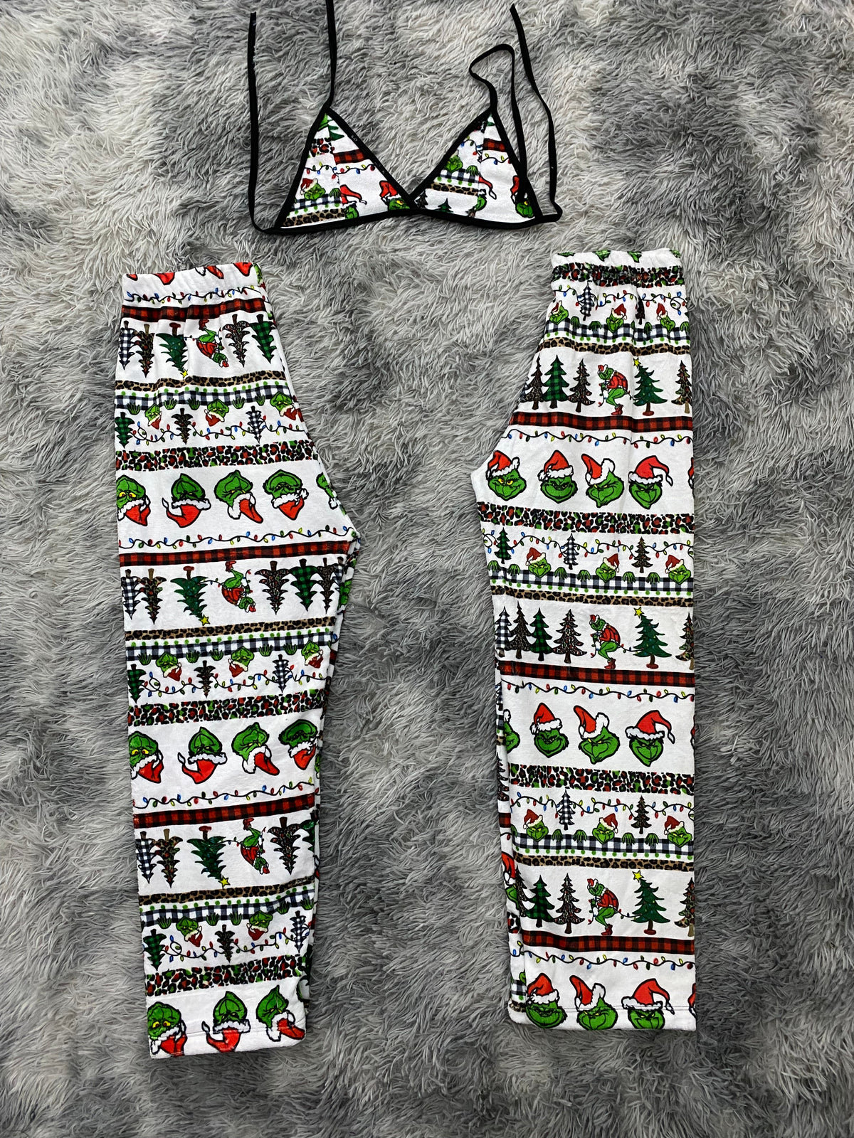 Grinch y árboles de navidad fondo blanco Pijama Afelpada