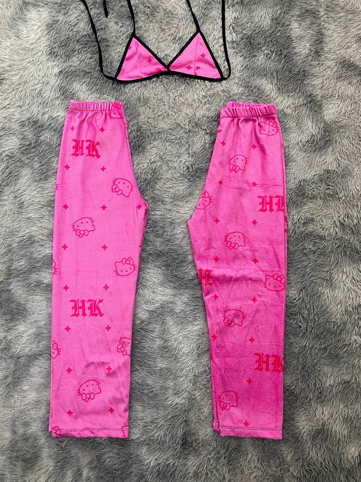 Hello kitty letras góticas fondo rosa Pijama Afelpada