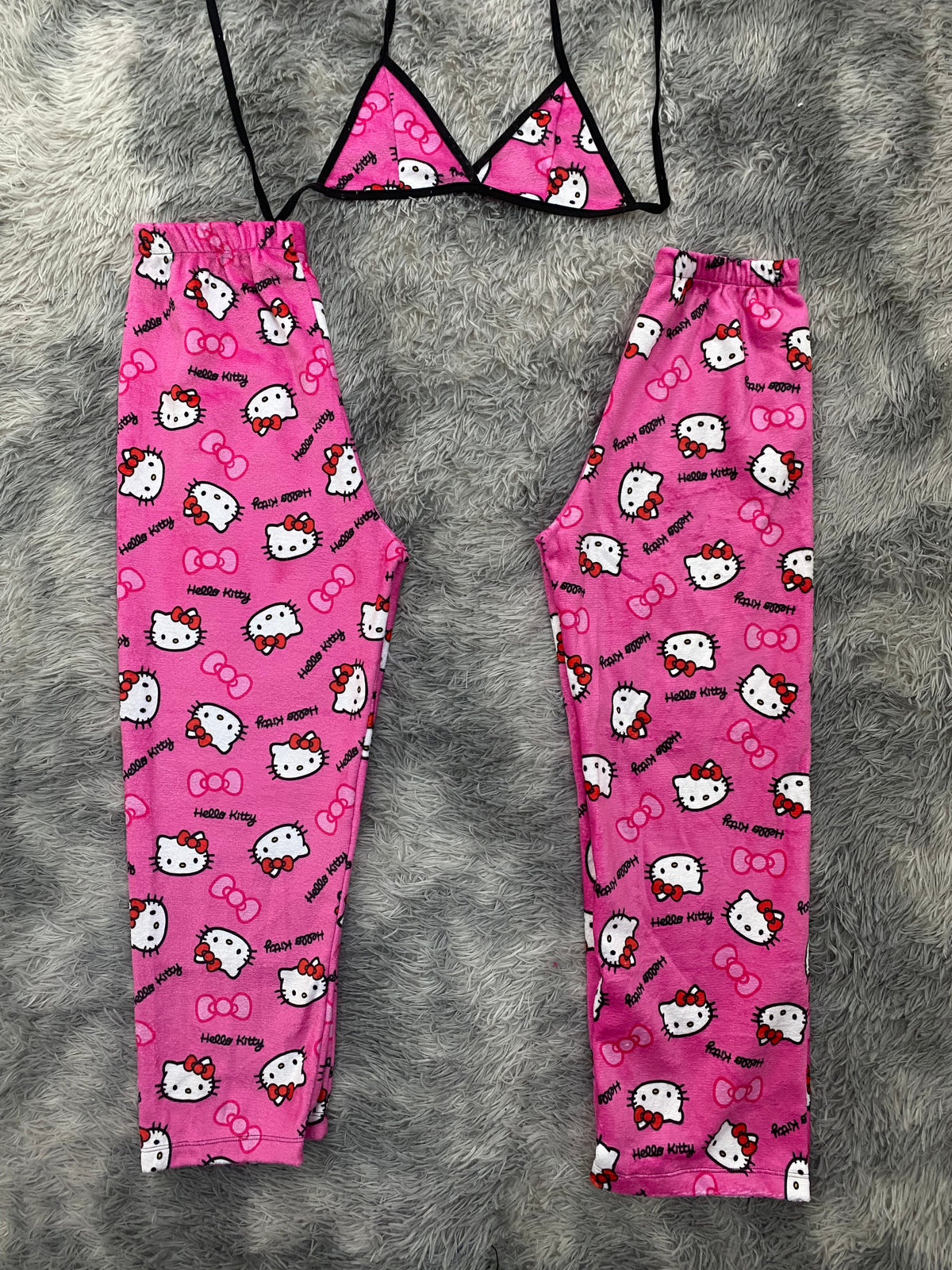 Hello kitty letras negras fondo rosa Pijama Afelpada