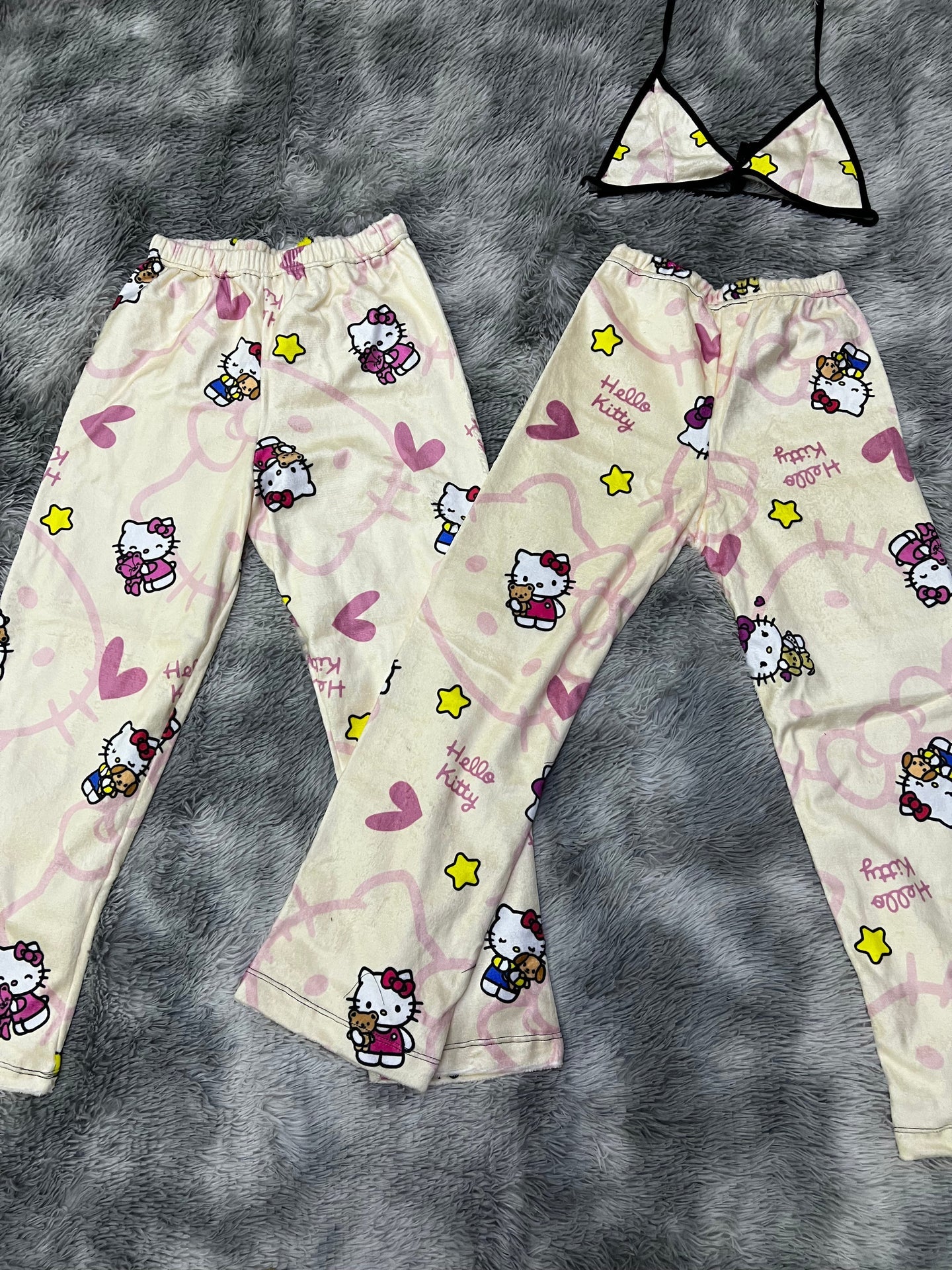 Hello Kitty Amarillo Duo de pijama afelpada.