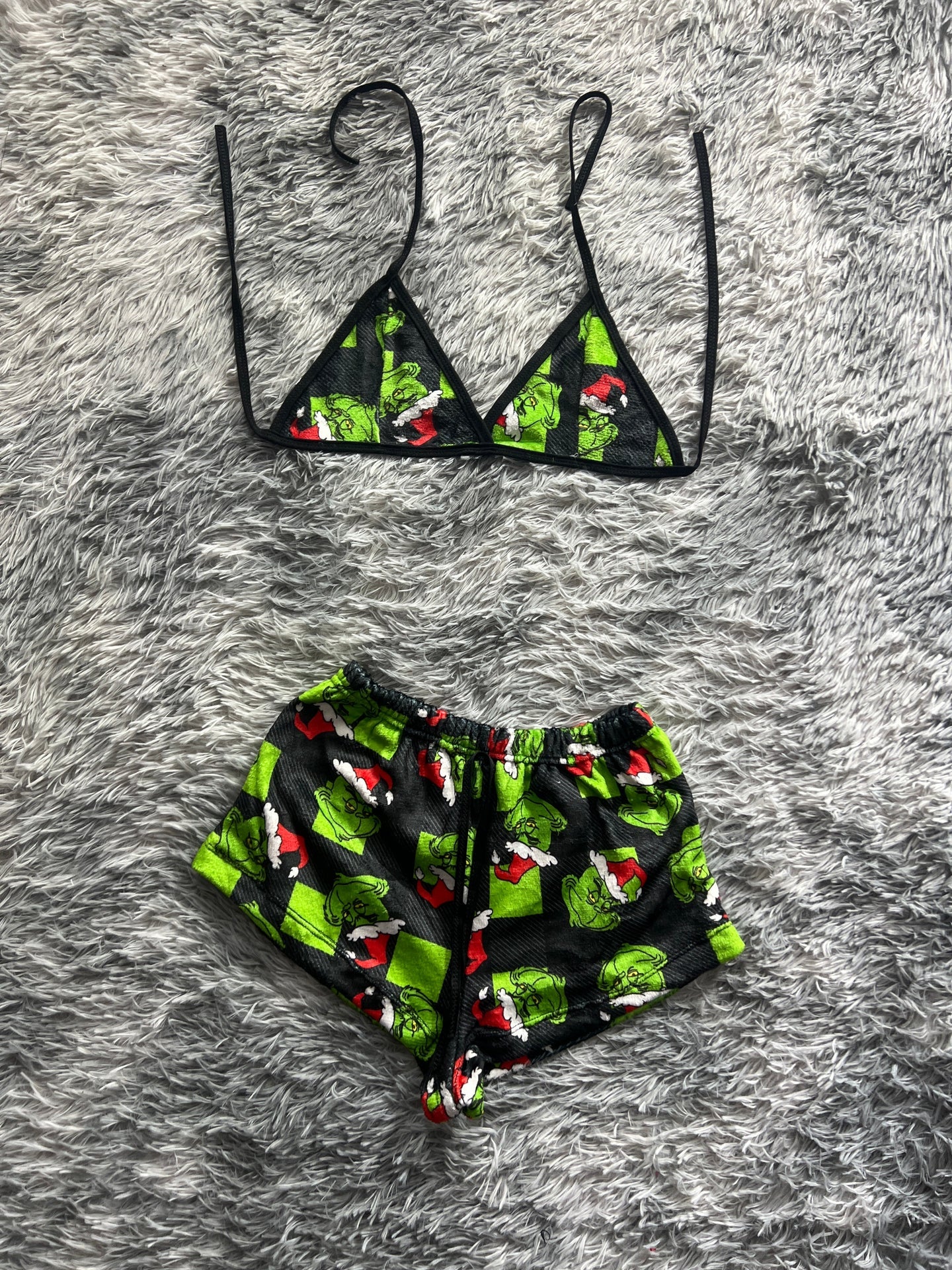 El grinch navideño fondo negro y verde cuadros top con short unitalla de afelpada
