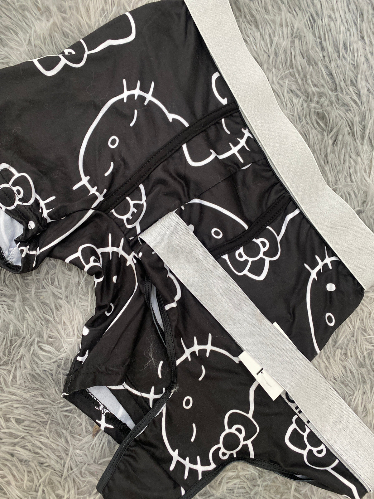 Hello kitty contorno blanco fondo negro Boxer Con Tanga