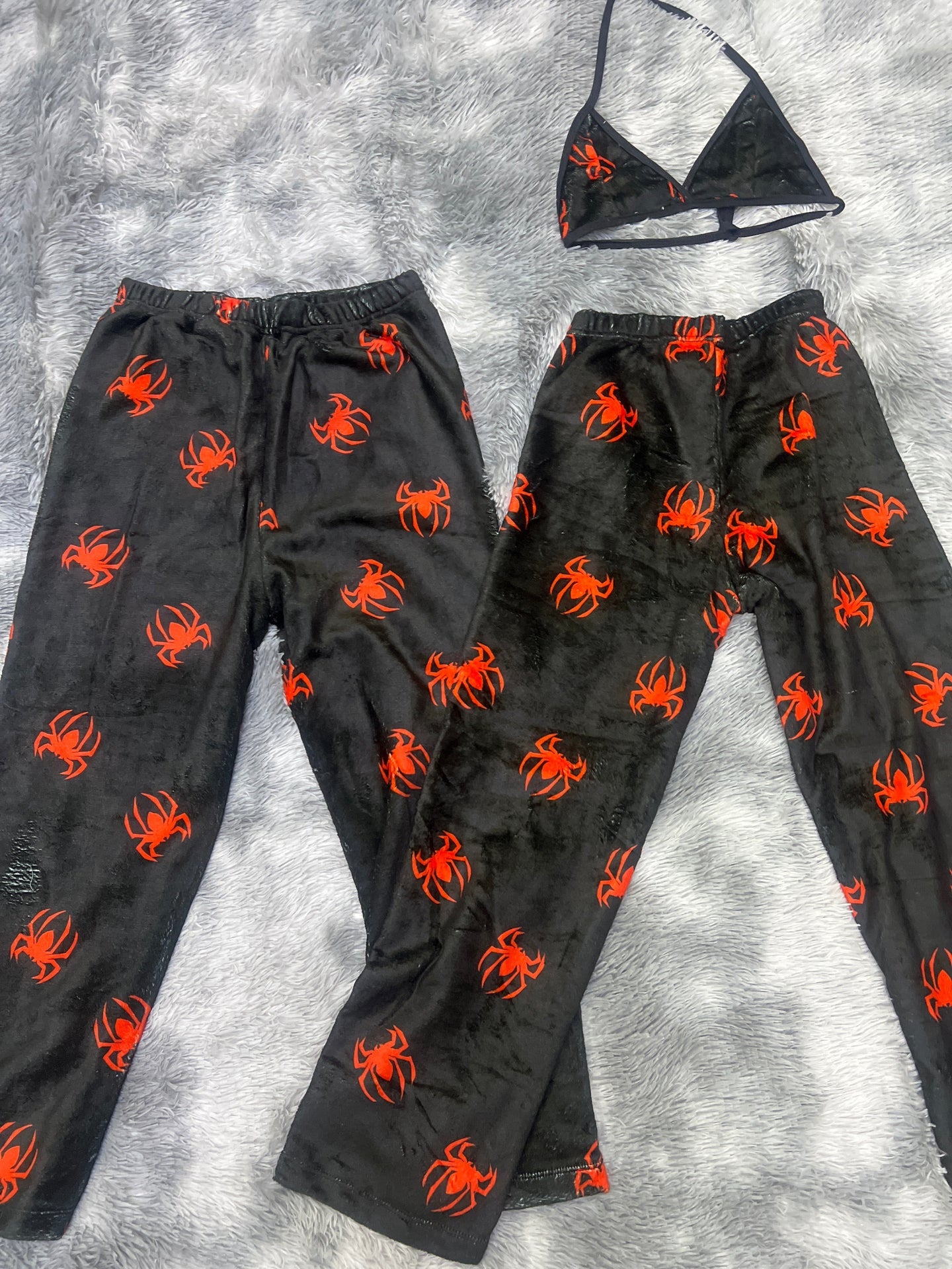 Pijama Araña Negro Duo de pijama afelpada.