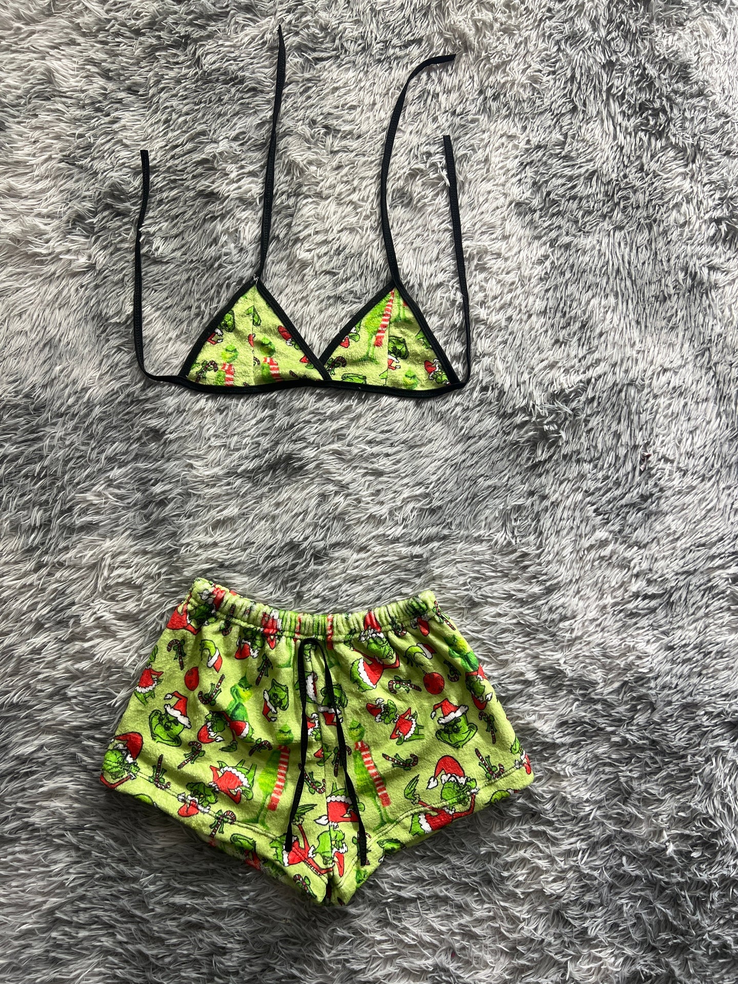 El grinch navideño fondo verde top con short unitalla de afelpada