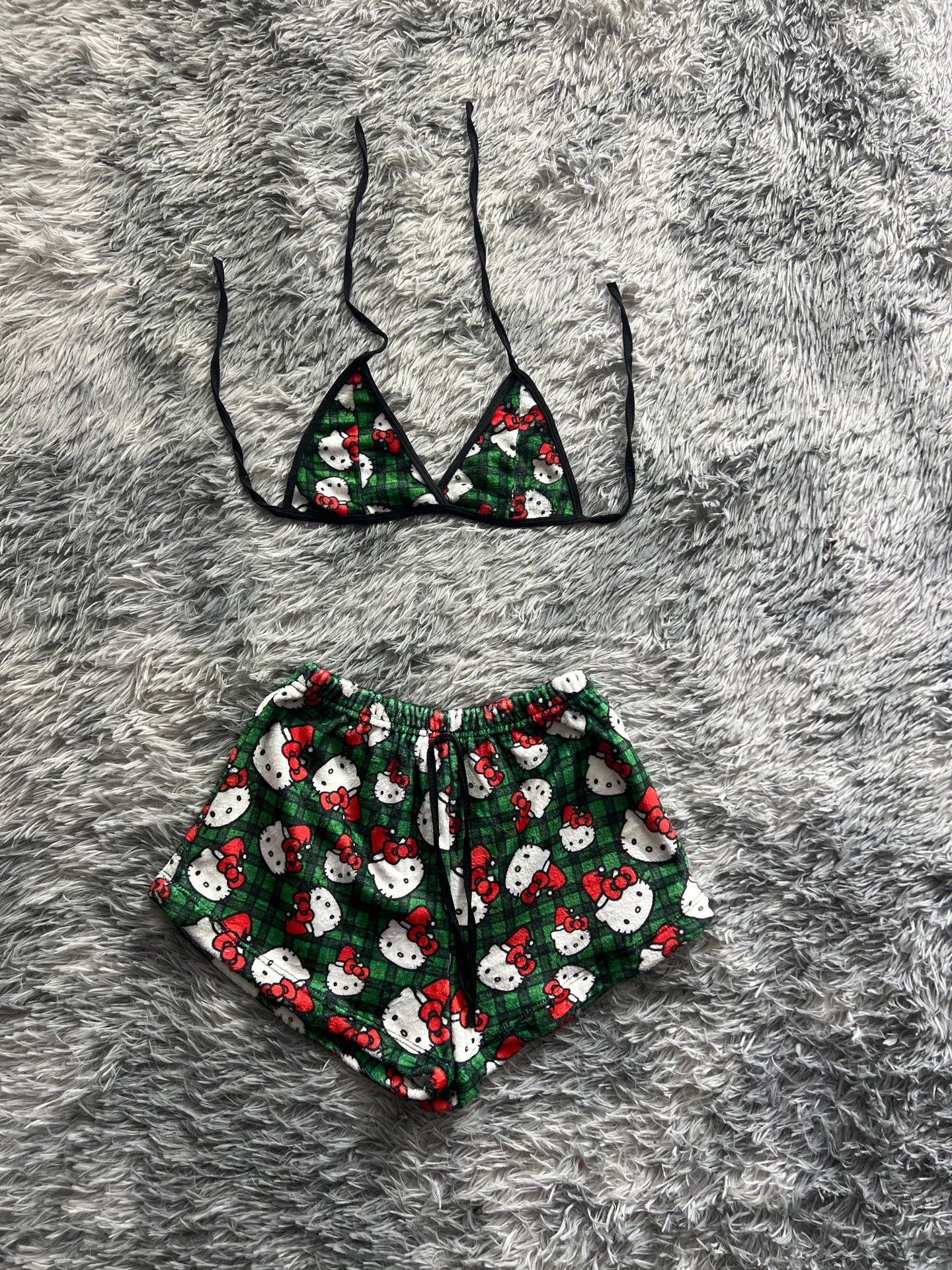 Hello kitty navideña fondo verde con negro cuadros top con short unitalla de afelpada