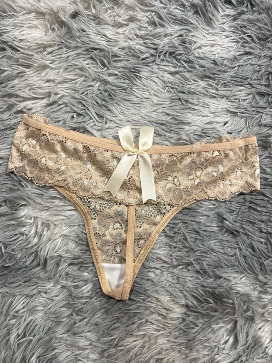 Moño Atrás Beige Tanga De Dama