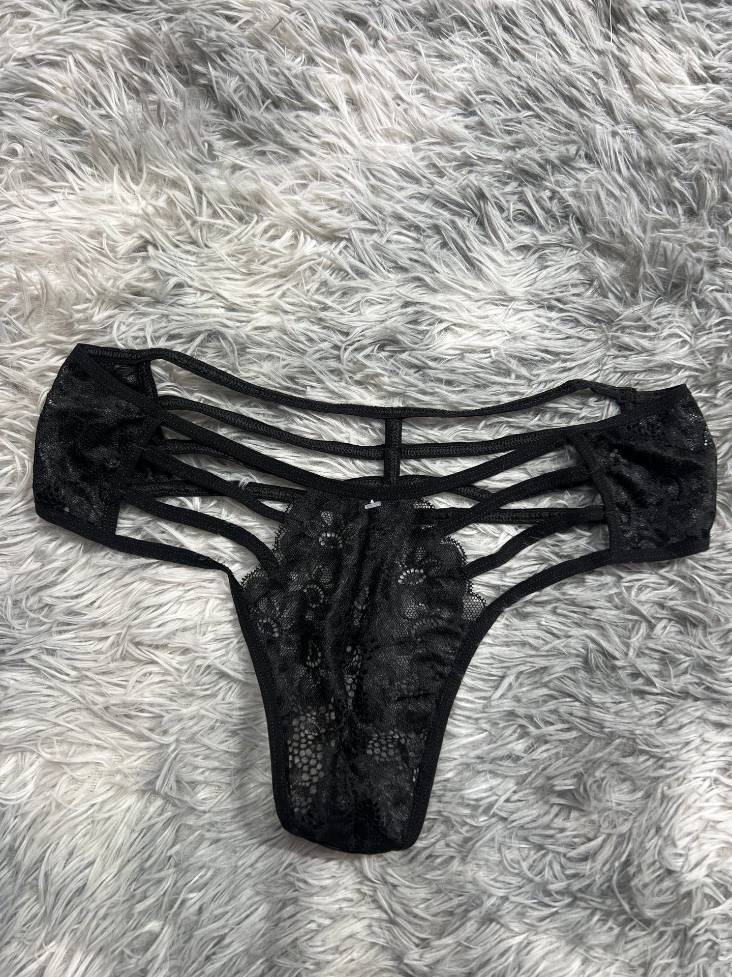 tanga de líneas negro