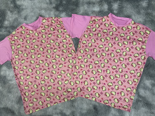 Hellokitty caras fondo rosa Dúo de playera!