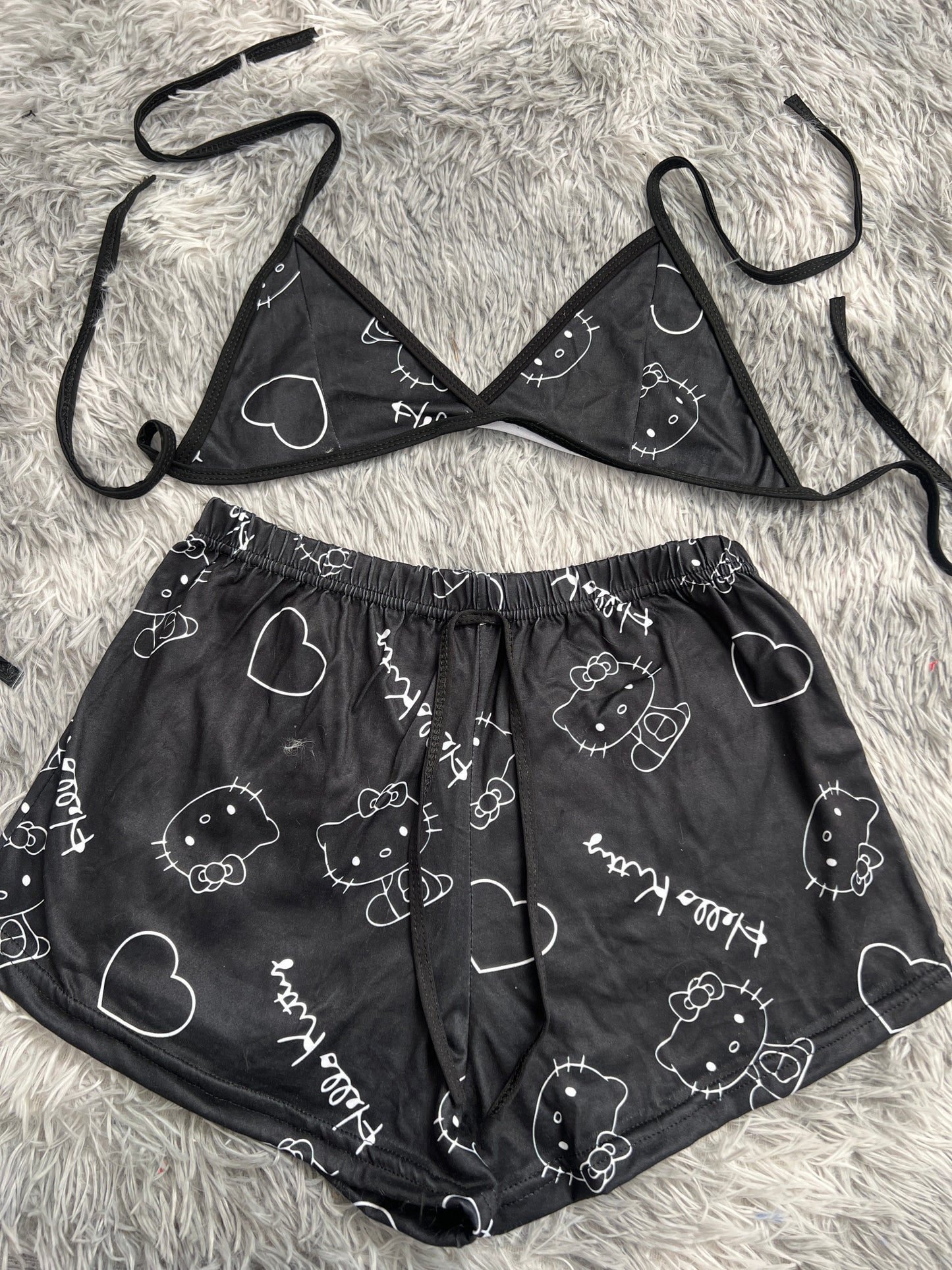 Kitty contorno fondo negro top con short unitalla de brush