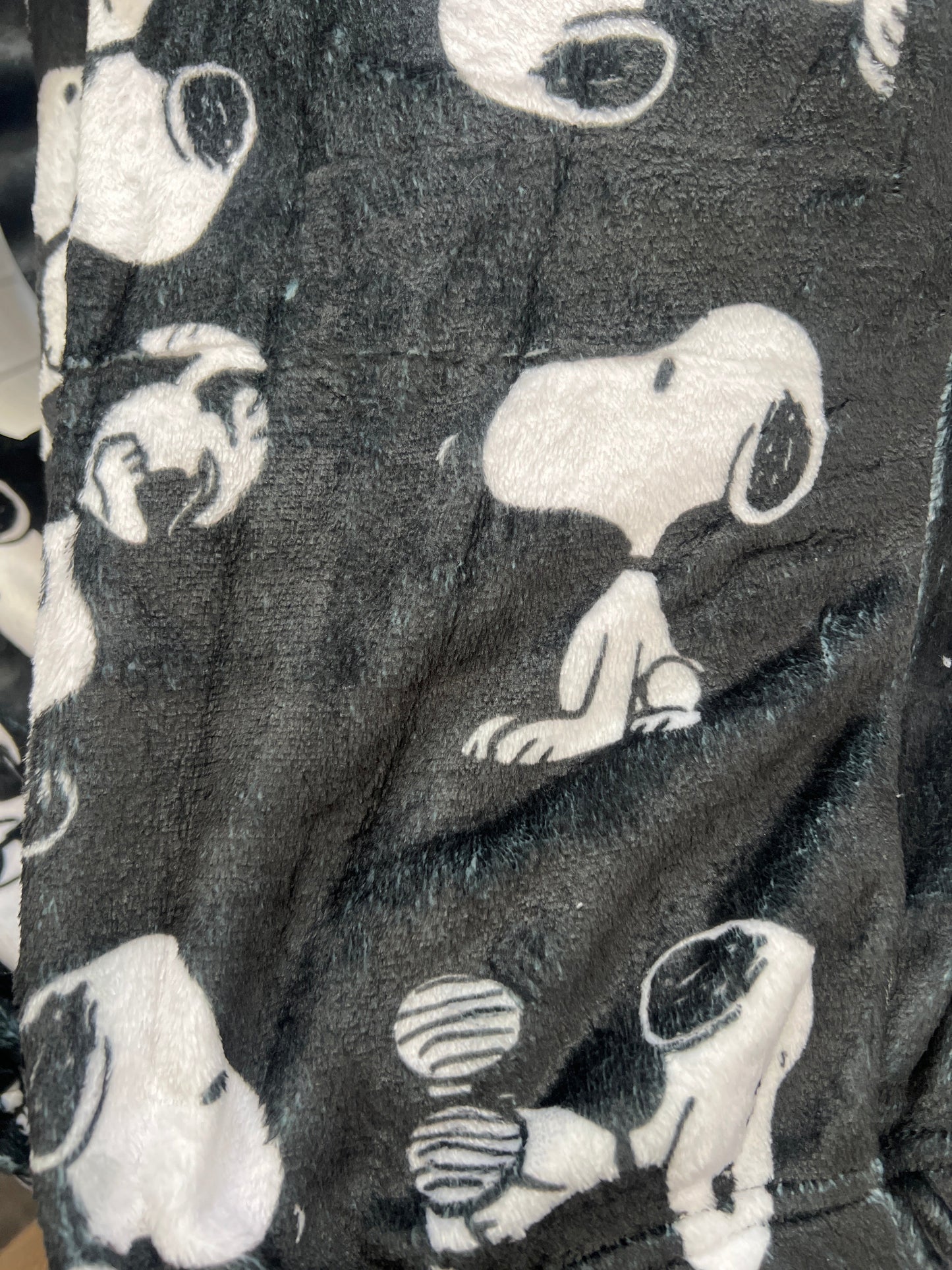 Snoopy caras fondo negro de pijama afelpada. - Fundies