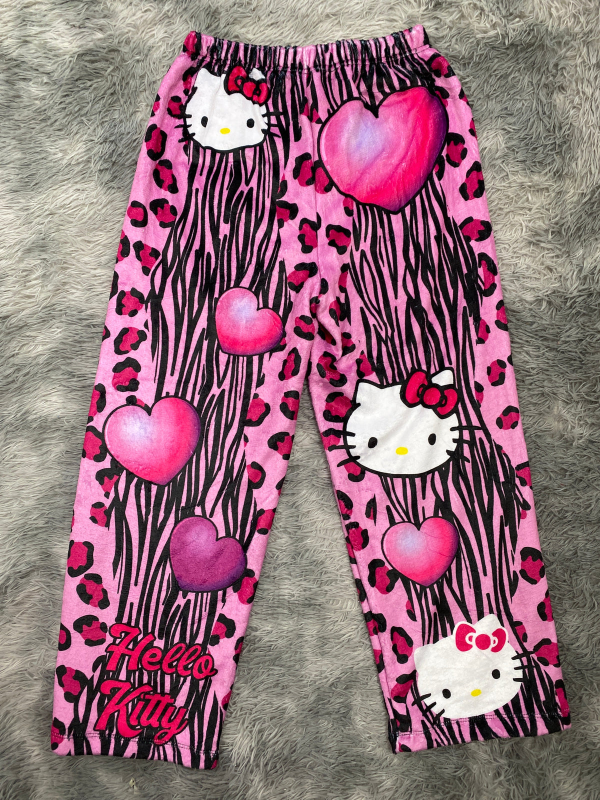 pijama de mujer pantalón afelpado de hello kitty rayas y corazones