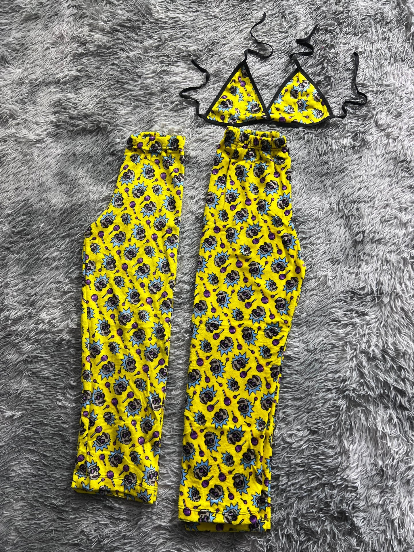 rick paleta fondo amarillo Duo de Pijama Afelpada