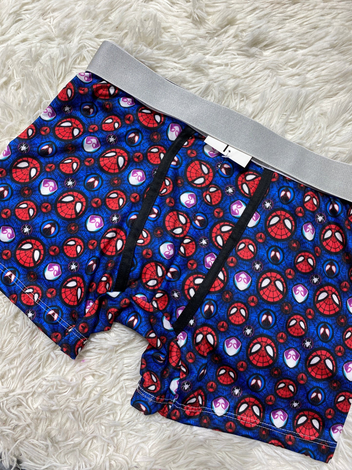 Boxer de caballero spiderman y su novia