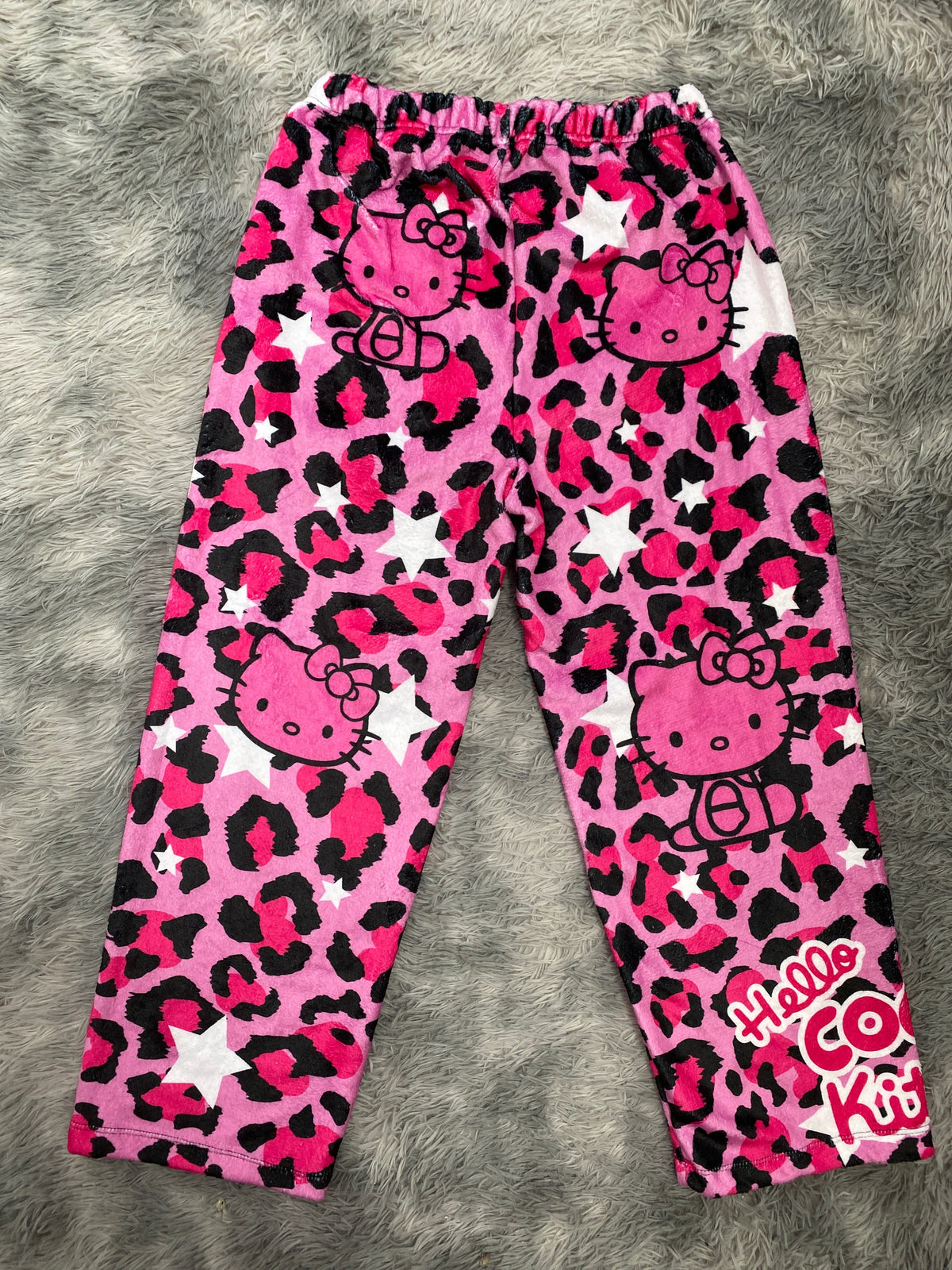 pijama de mujer pantalón afelpado de hello kitty estrellas animal print rosa