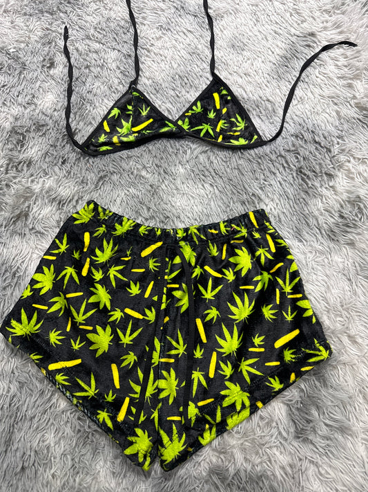 Marihuana fondo negro Top con short unitalla de afelpado